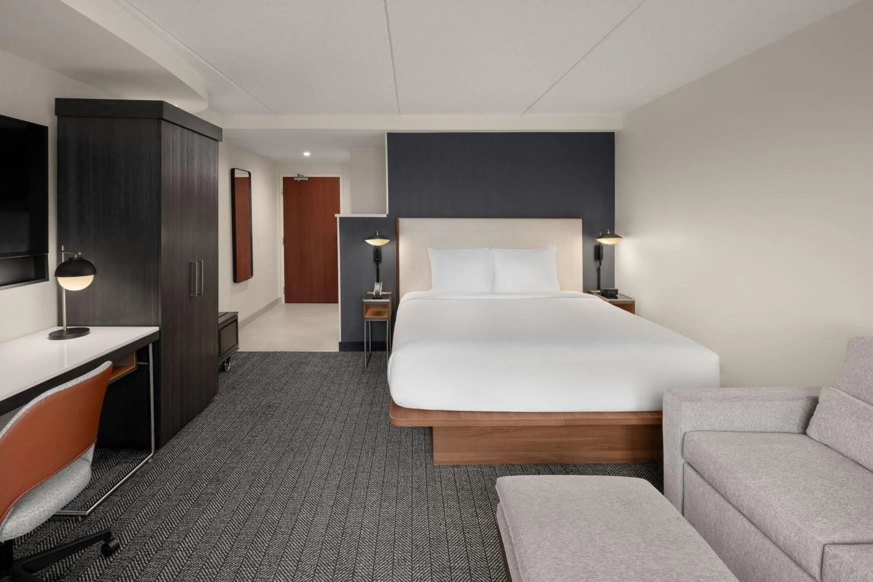 Photo of the whole room, Bed in Courtyard New Haven at Yale