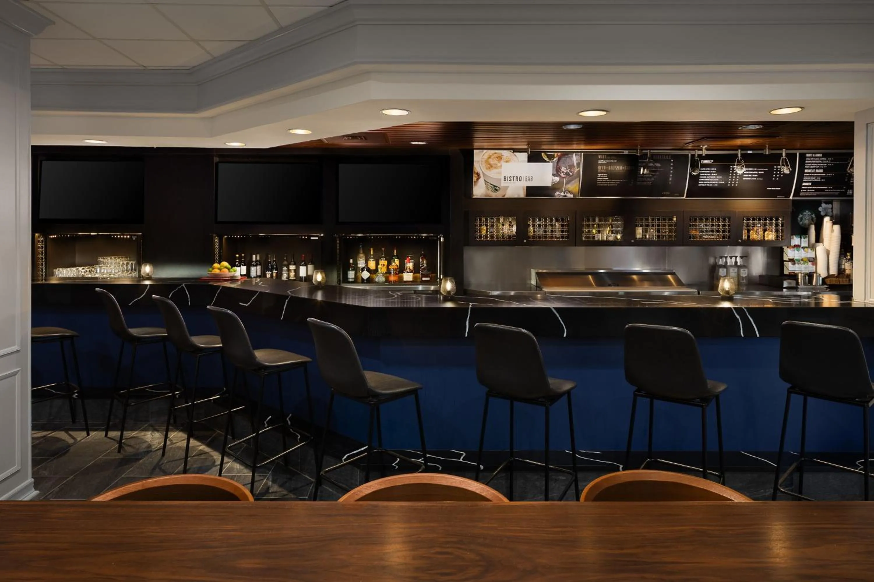 Lounge or bar in Courtyard New Haven at Yale