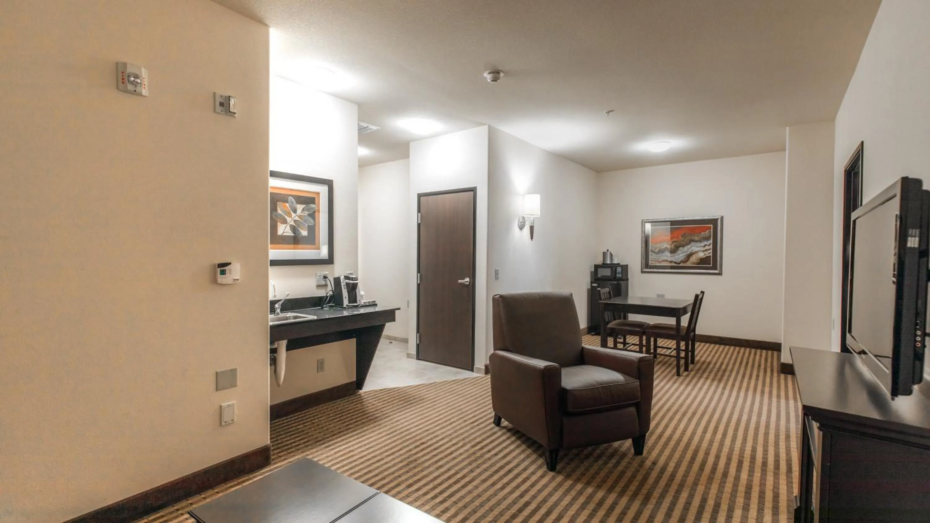 Photo of the whole room in Holiday Inn Express & Suites Oklahoma City NW - Quail Springs by IHG