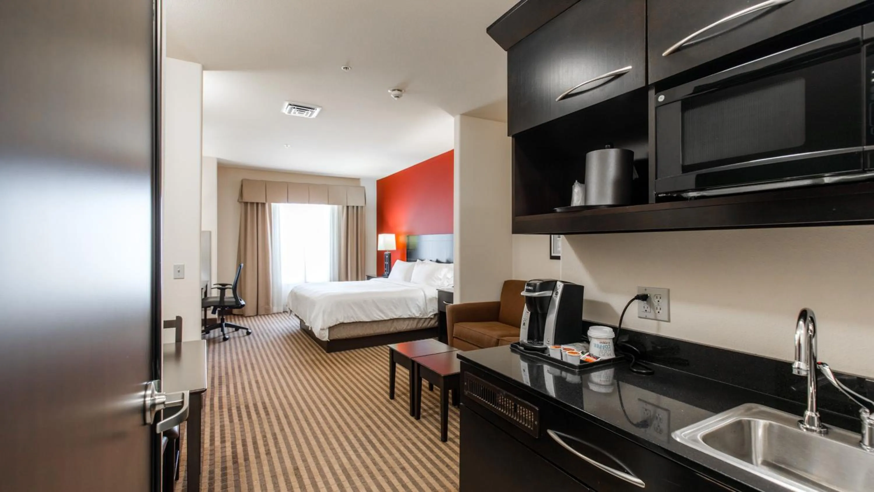 Photo of the whole room, Bed in Holiday Inn Express & Suites Oklahoma City NW - Quail Springs by IHG