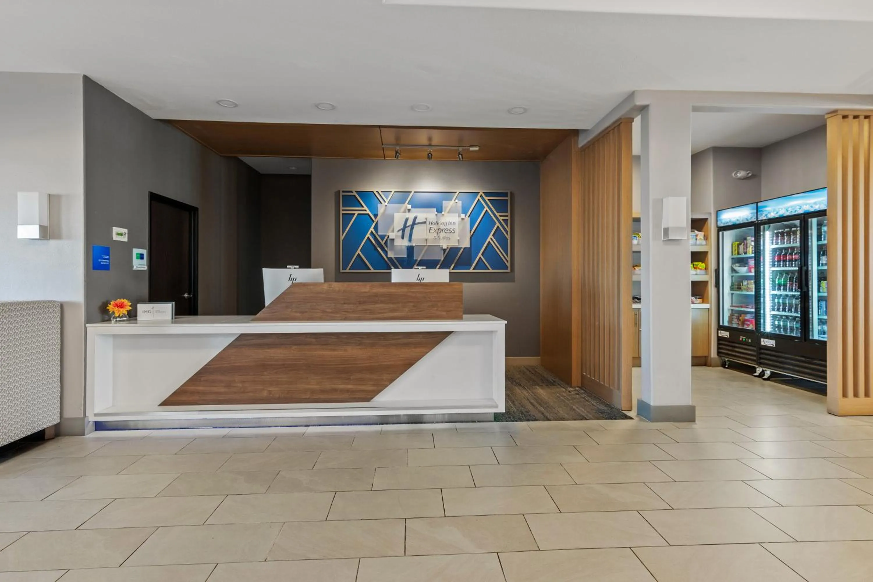 Lobby or reception, Bed in Holiday Inn Express & Suites Oklahoma City NW - Quail Springs by IHG