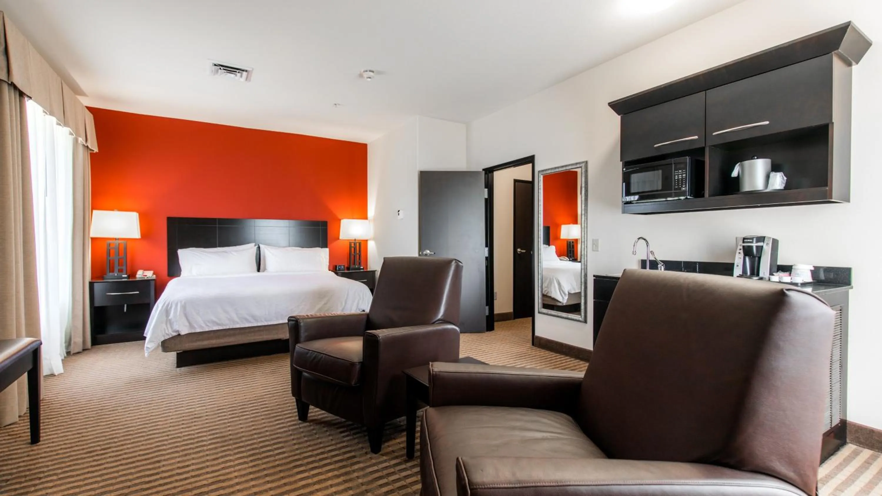 Photo of the whole room, Bed in Holiday Inn Express & Suites Oklahoma City NW - Quail Springs by IHG