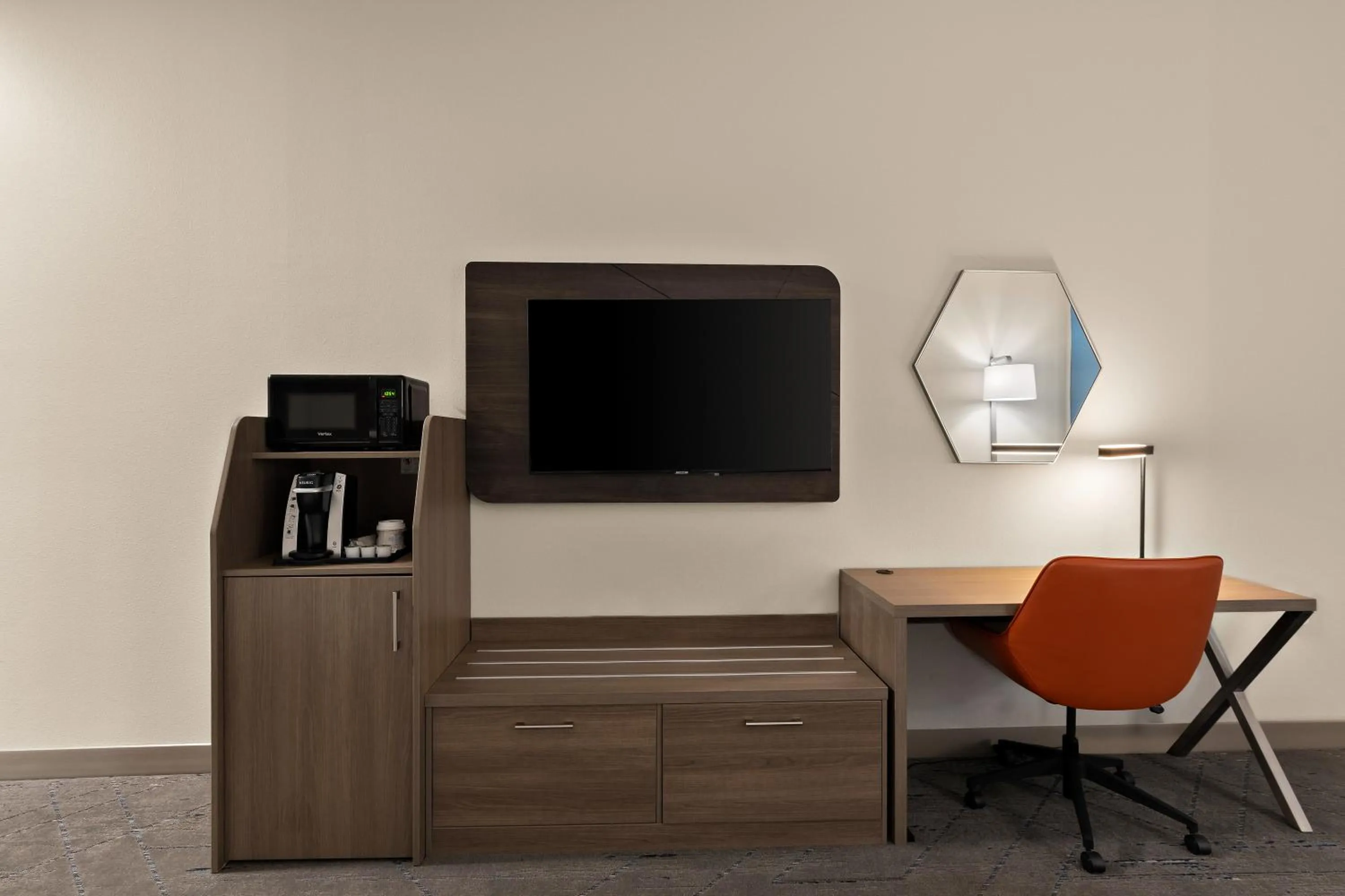 TV and multimedia in Holiday Inn Express & Suites Oklahoma City NW - Quail Springs by IHG