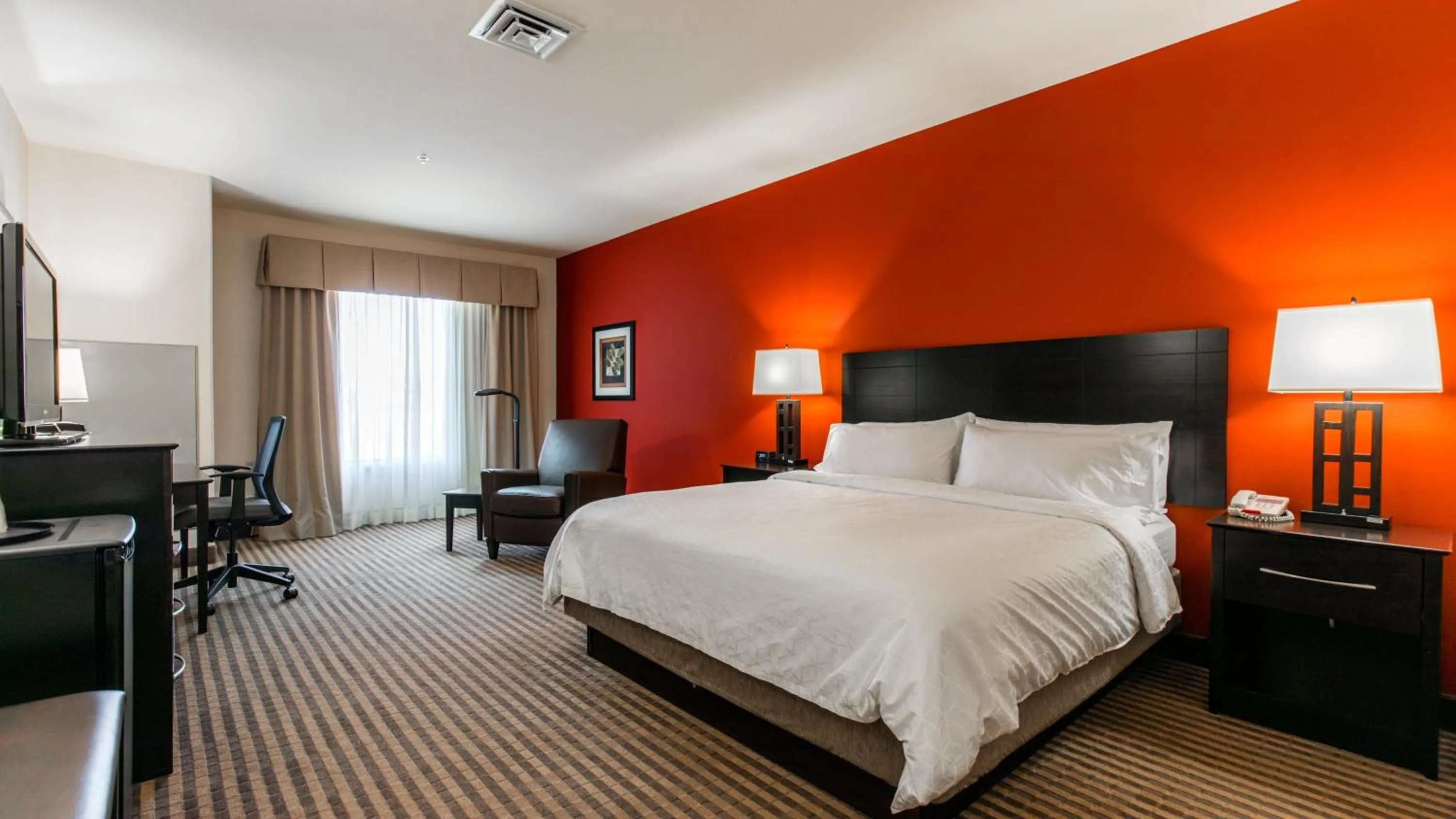 Photo of the whole room, Bed in Holiday Inn Express & Suites Oklahoma City NW - Quail Springs by IHG