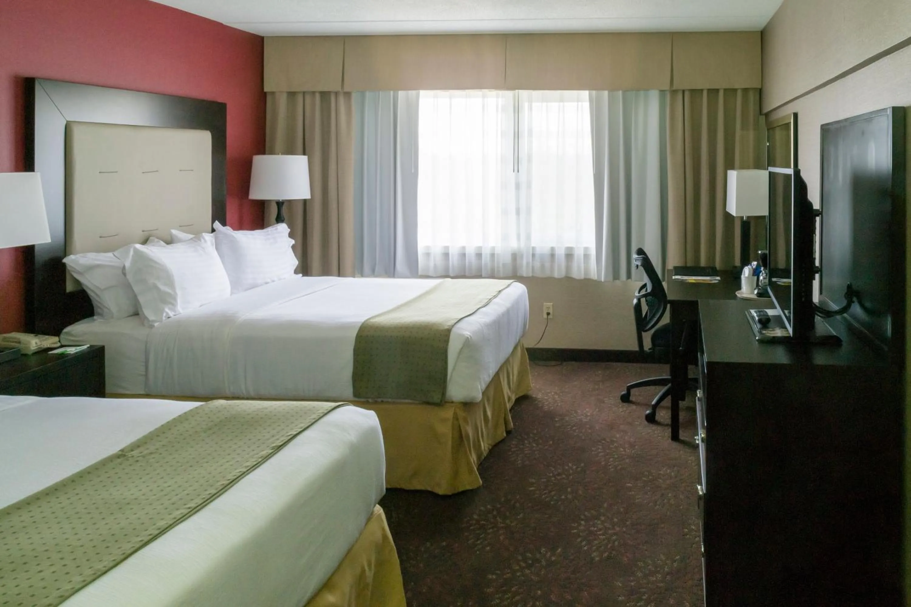 Photo of the whole room, Bed in Holiday Inn Express Big Rapids by IHG