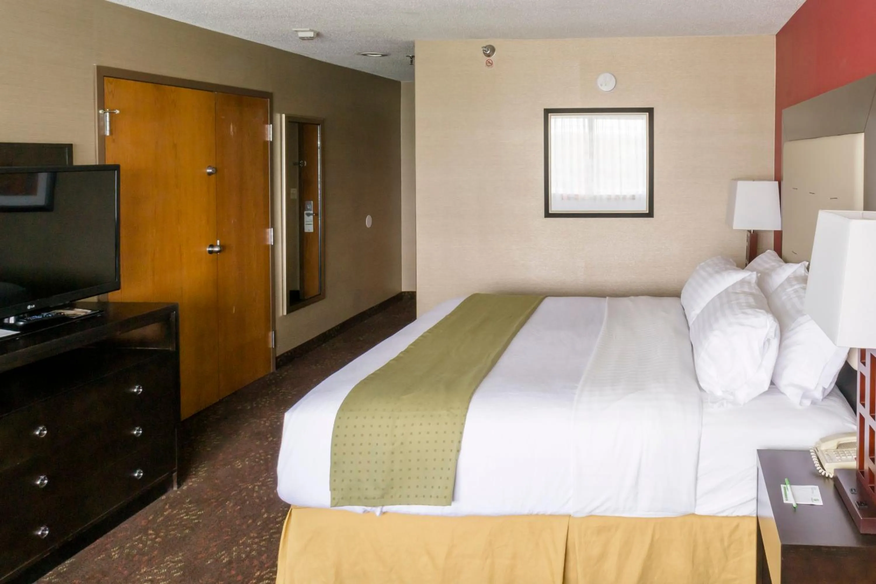 Photo of the whole room, Bed in Holiday Inn Express Big Rapids by IHG