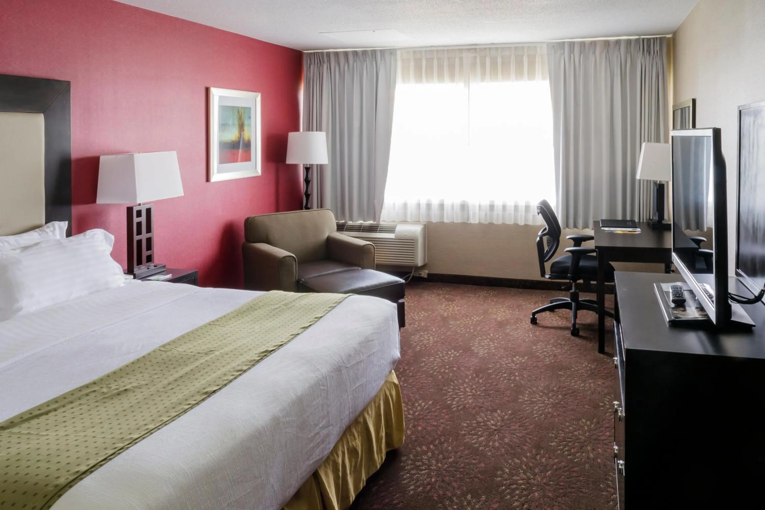 Photo of the whole room, Bed in Holiday Inn Express Big Rapids by IHG
