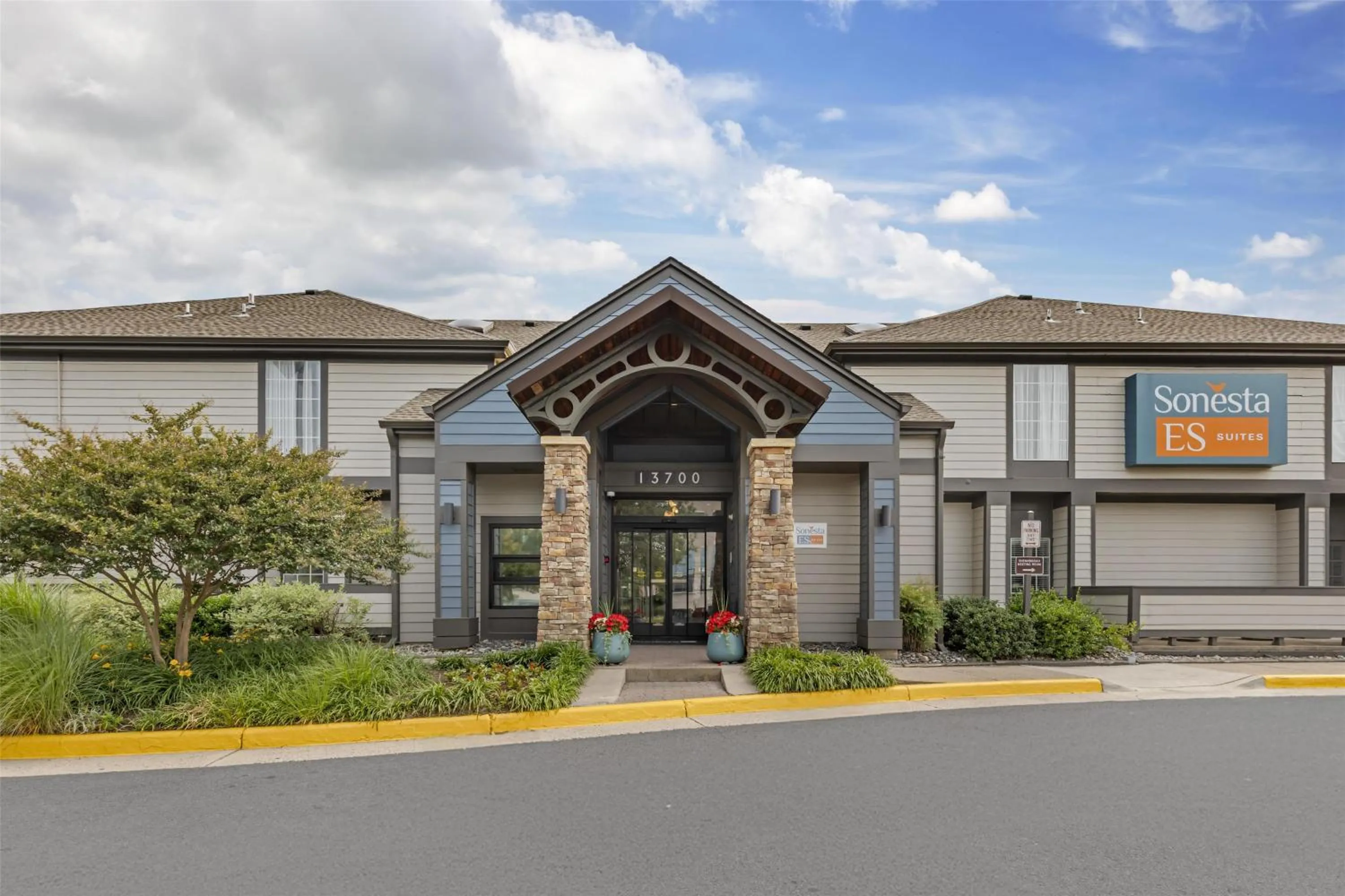 Property building in Sonesta ES Suites Dulles Airport