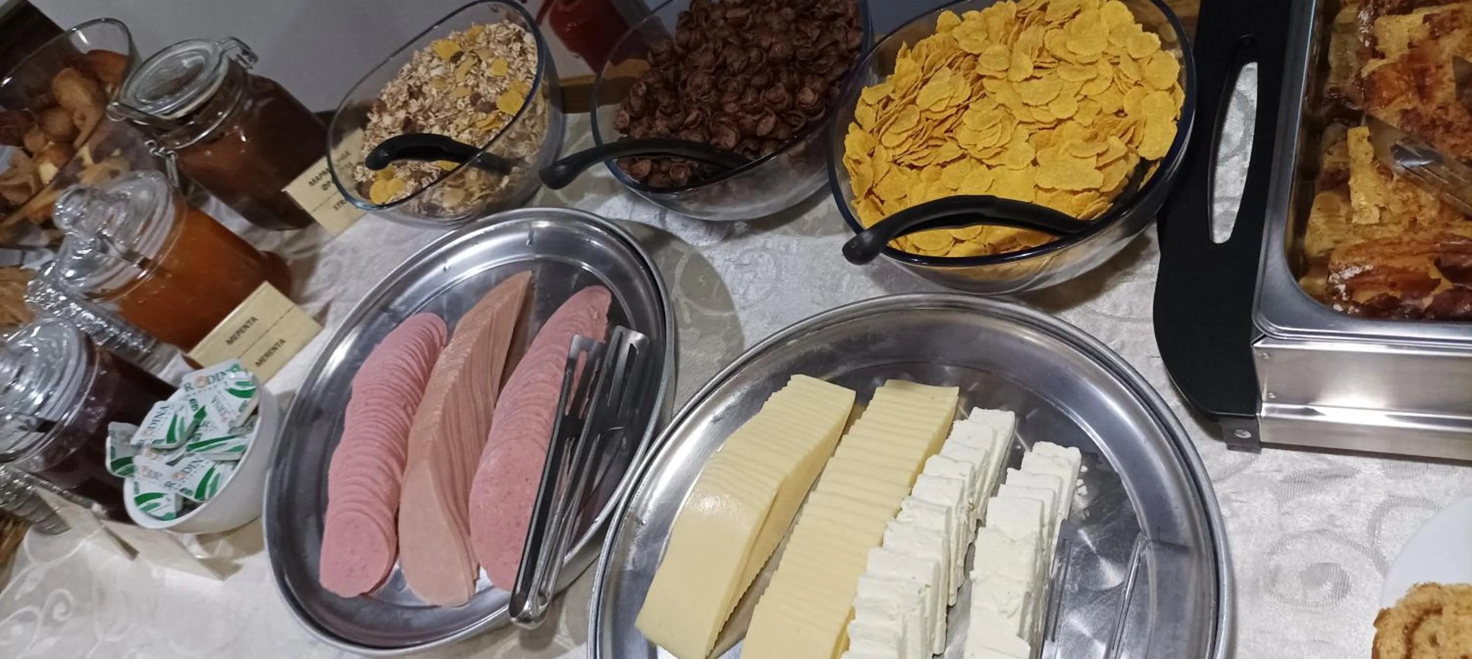 Buffet breakfast in Vanta Hotel