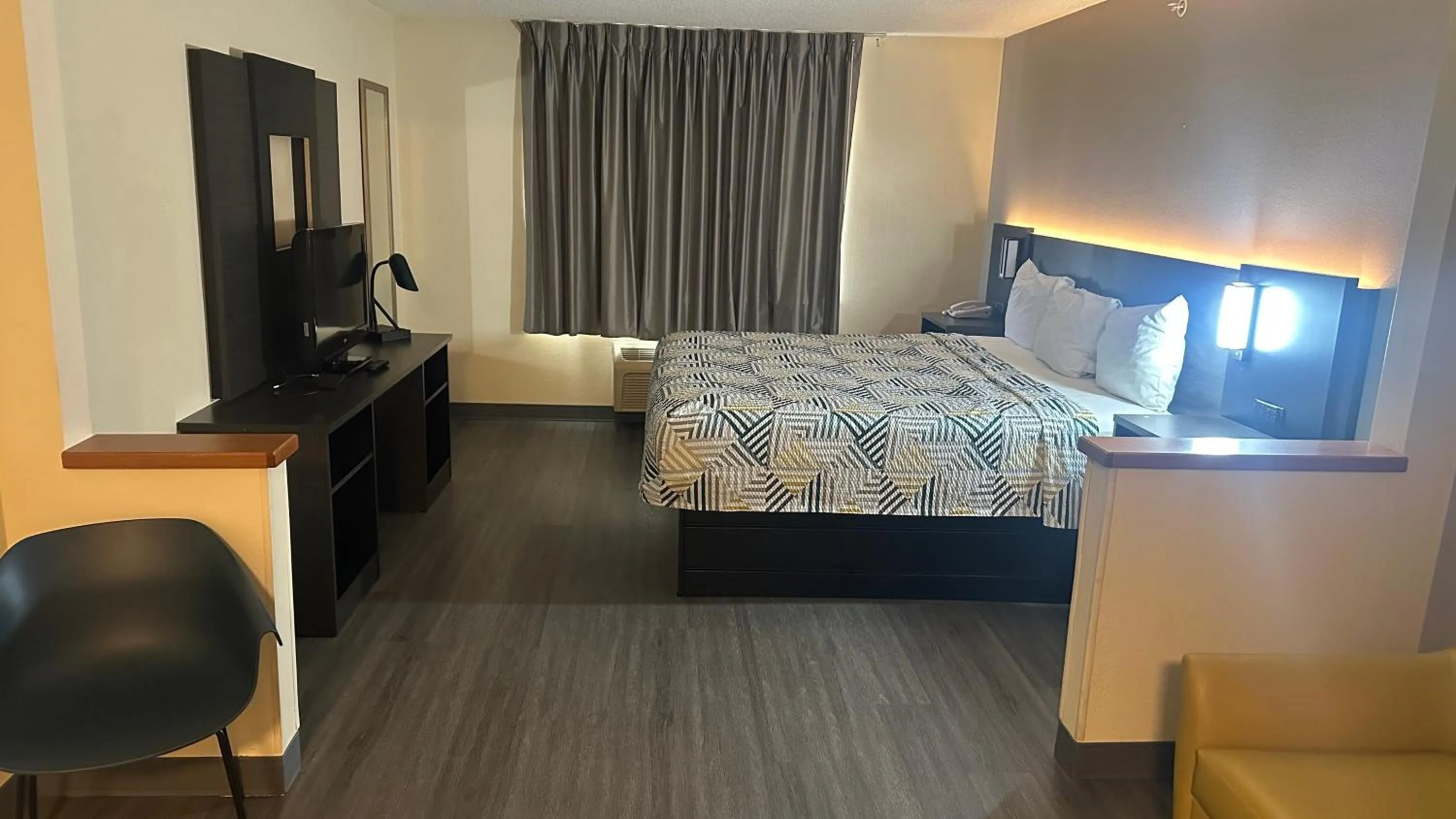 Photo of the whole room, Bed in Motel 6-Anderson, IN