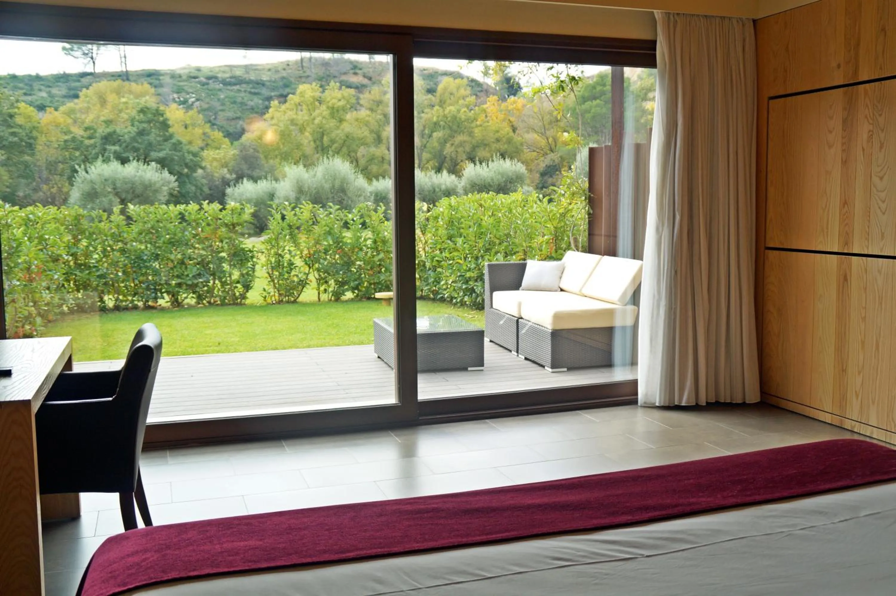 Garden view, Bed in Hotel El Molí