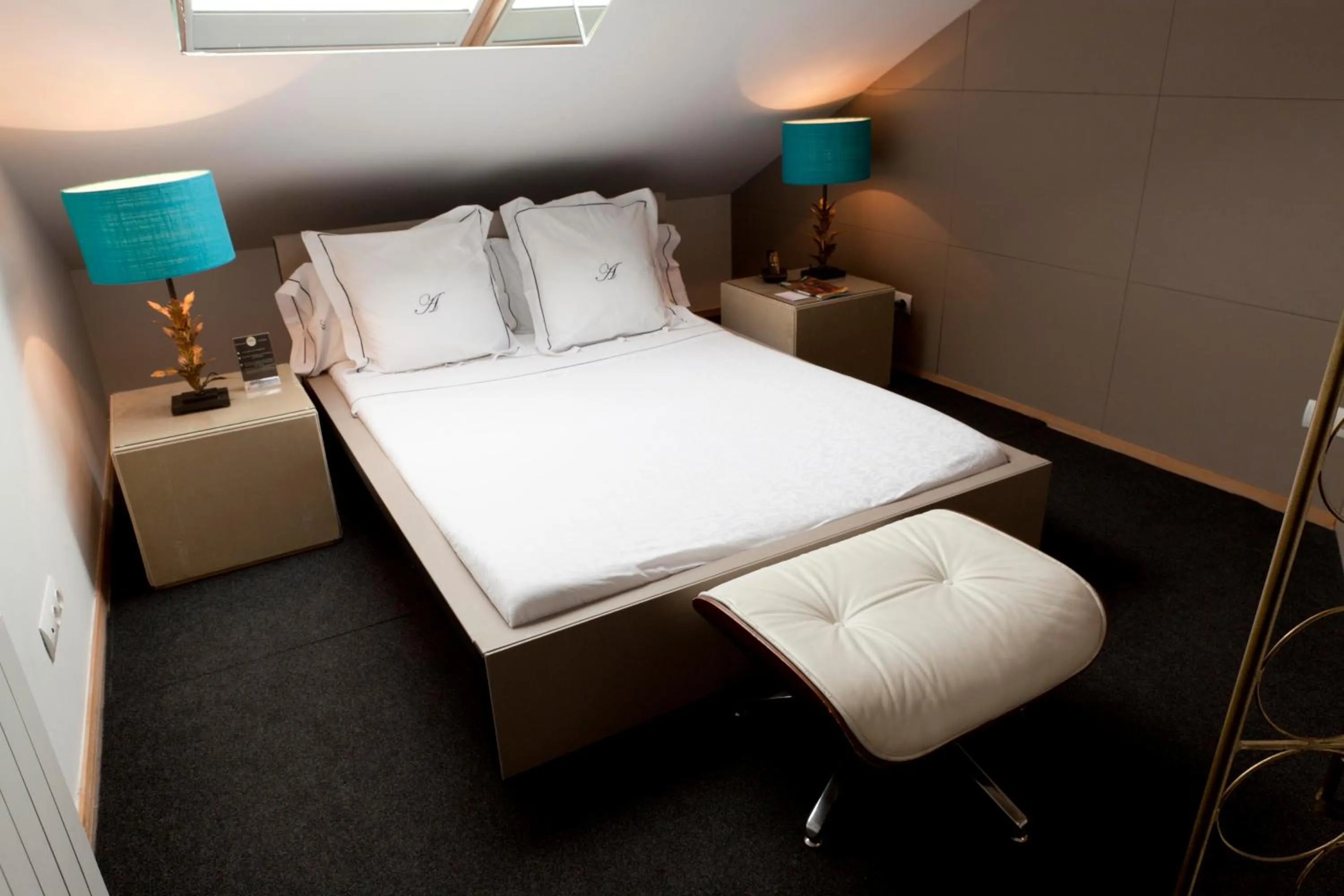 Photo of the whole room, Bed in madrid central gran via Suites