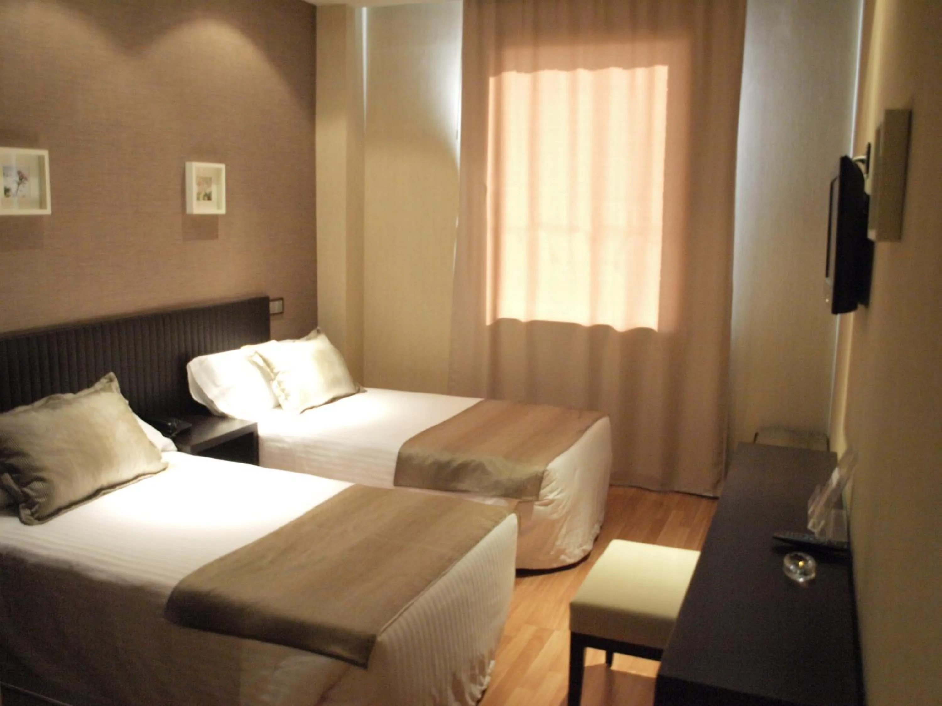 Photo of the whole room, Bed in Dinastia