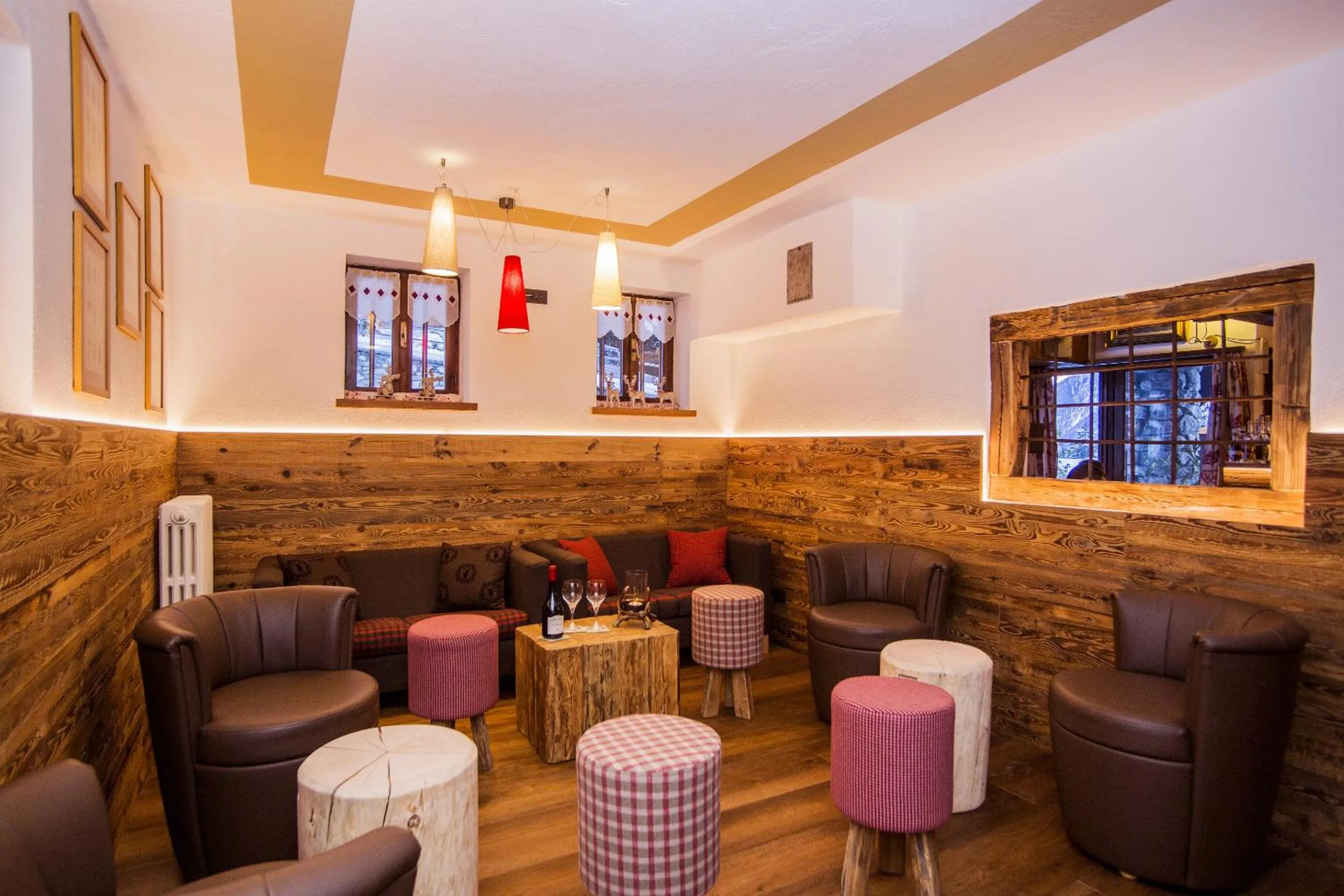 Lounge or bar in Hotel Pilier D'Angle & Wellness