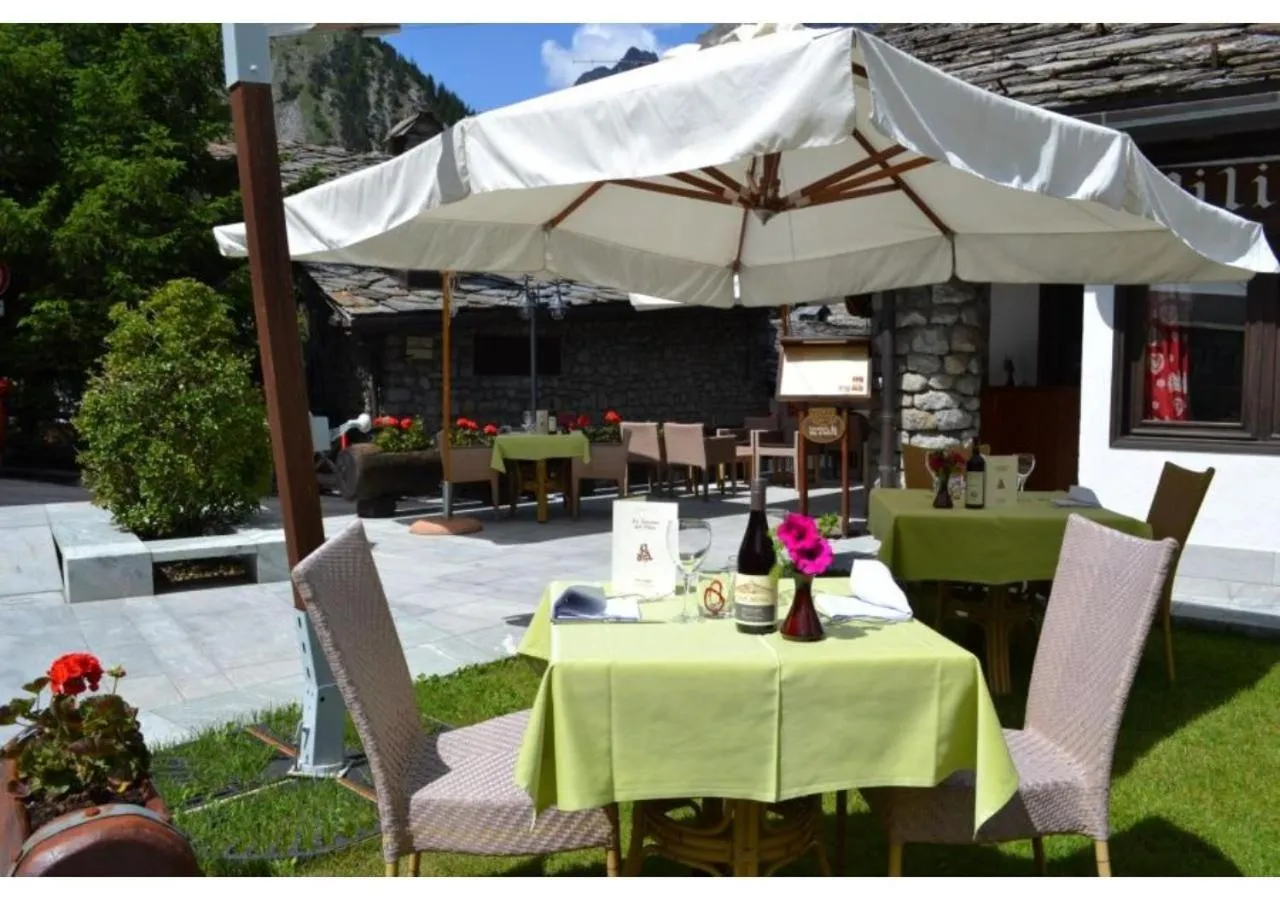 Property building in Hotel Pilier D'Angle & Wellness