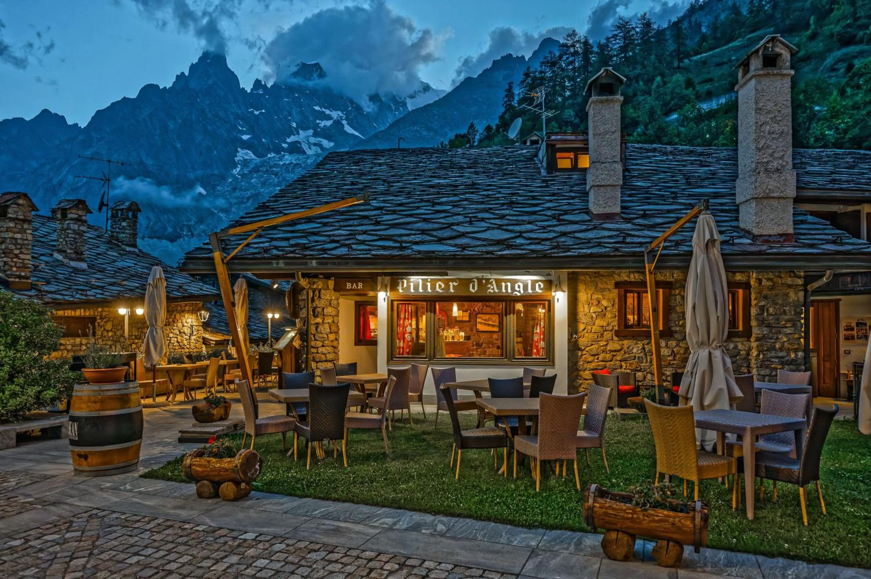 Property building in Hotel Pilier D'Angle & Wellness