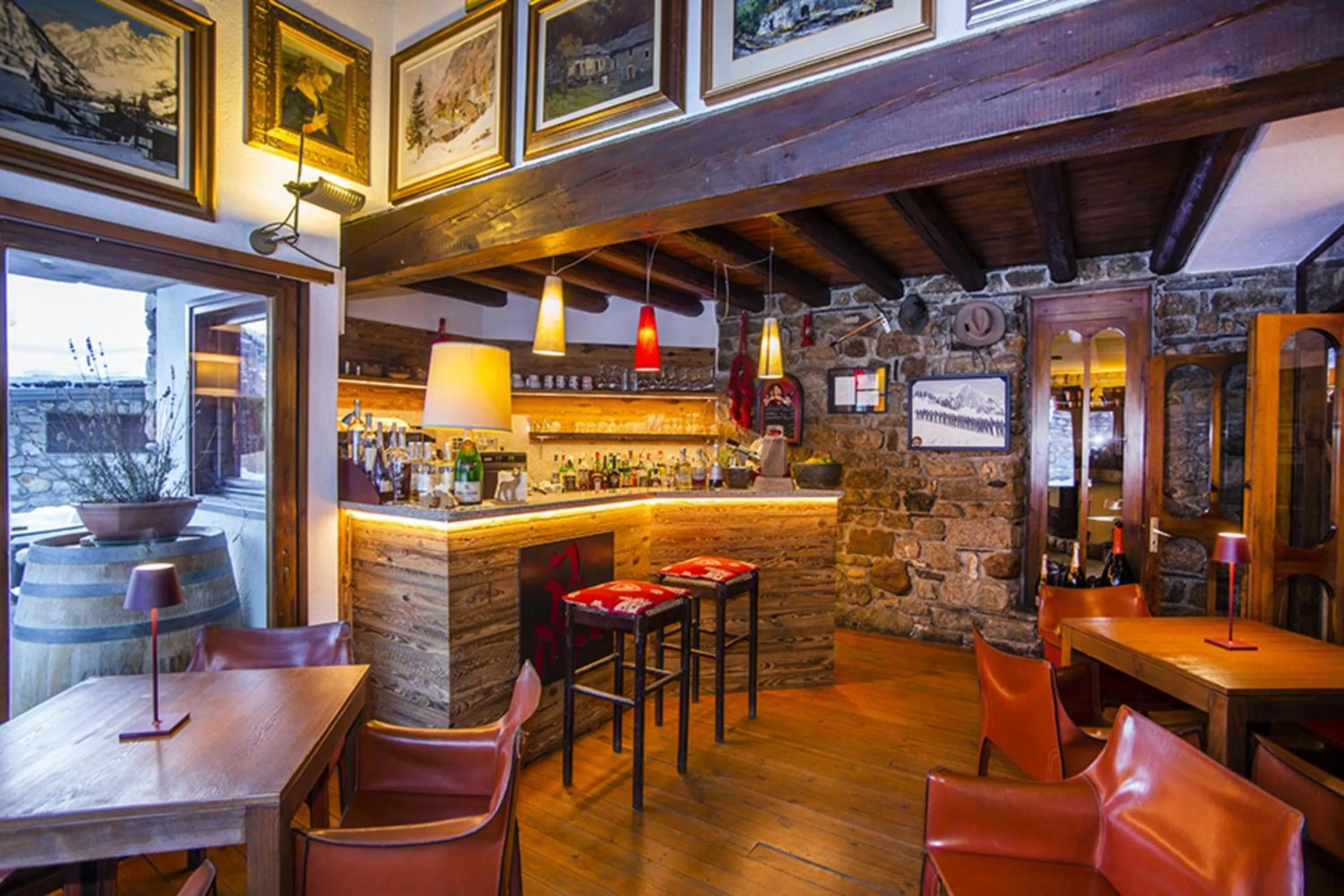 Lounge or bar in Hotel Pilier D'Angle & Wellness