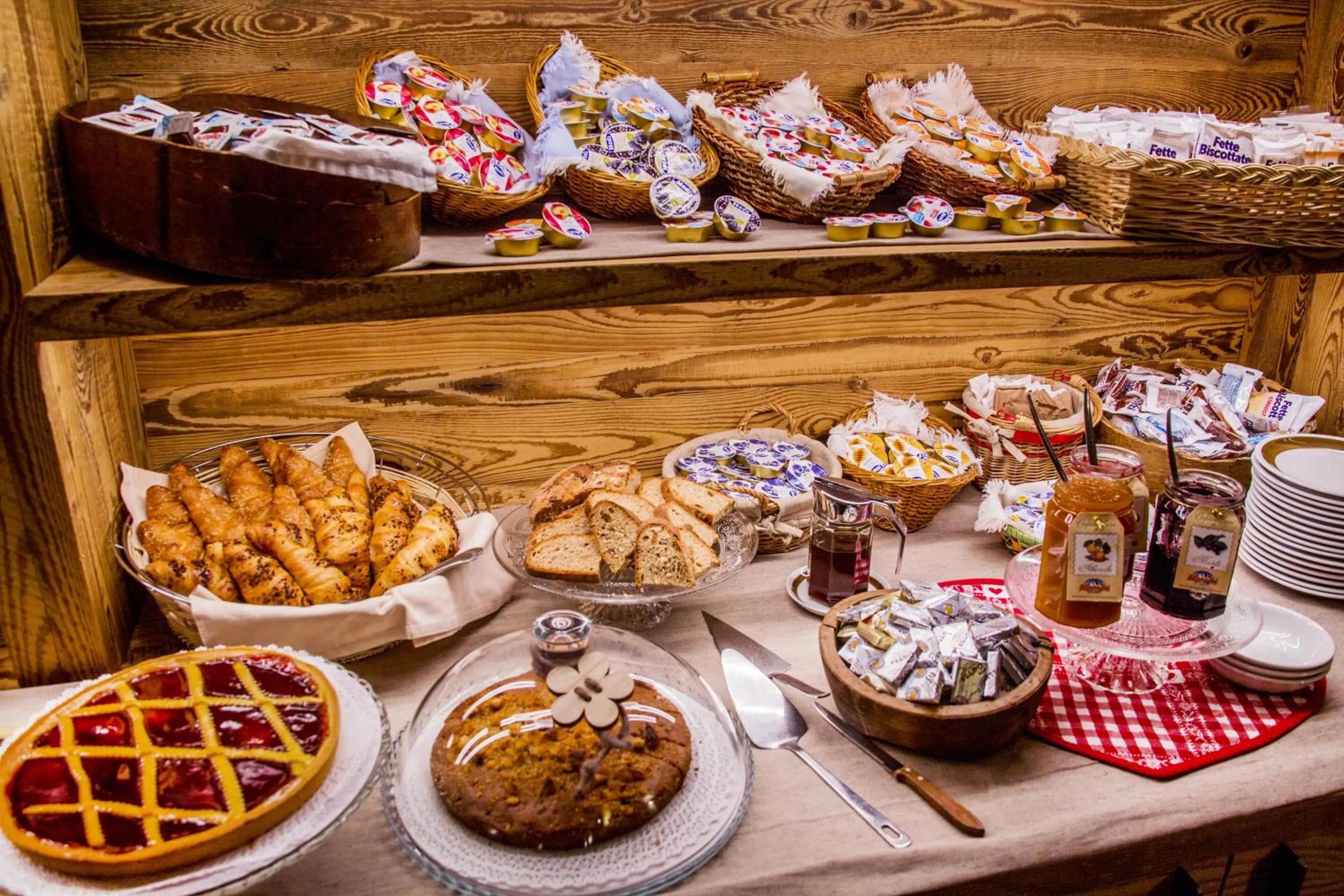 Continental breakfast in Hotel Pilier D'Angle & Wellness