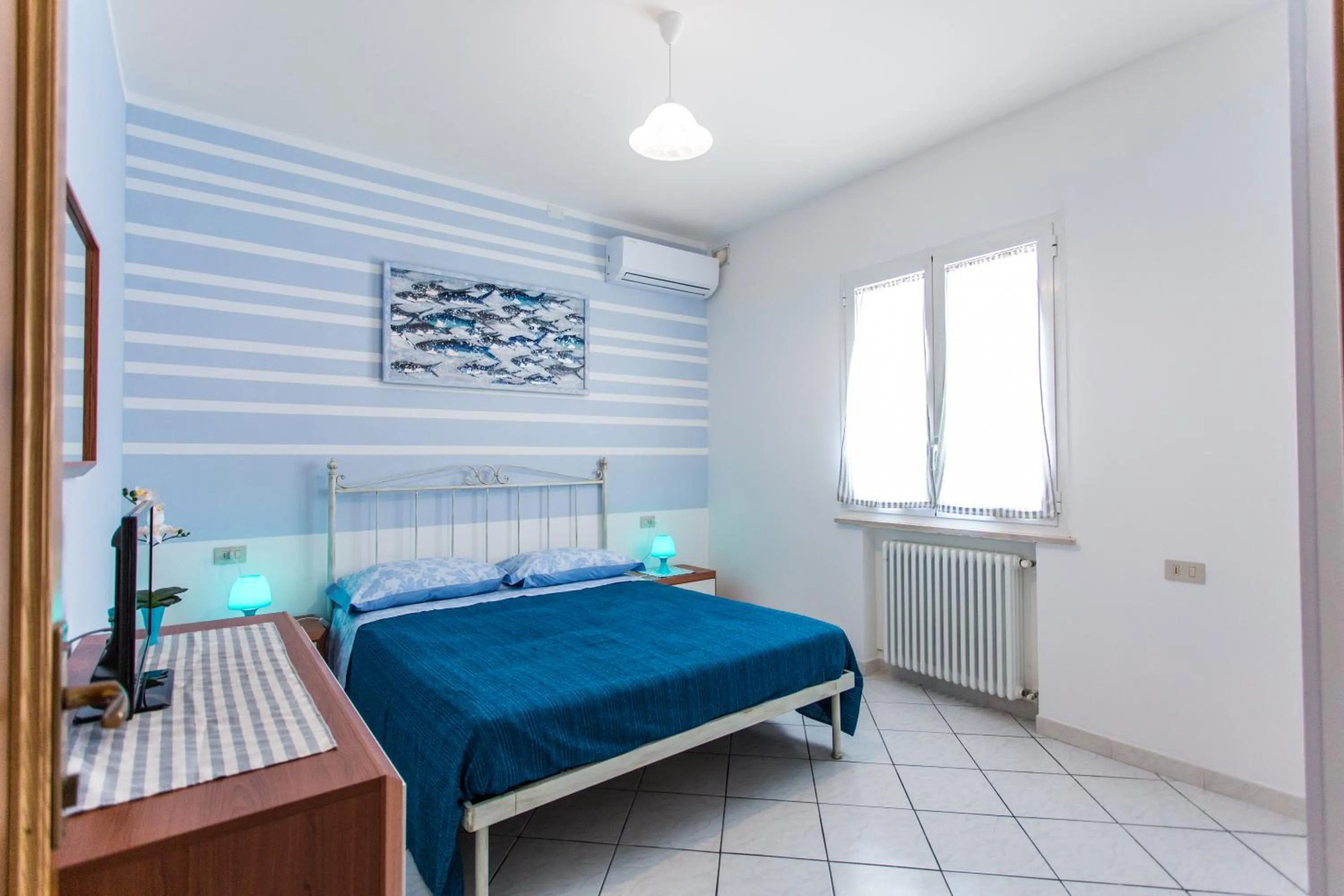 Photo of the whole room, Bed in Residence Kimba