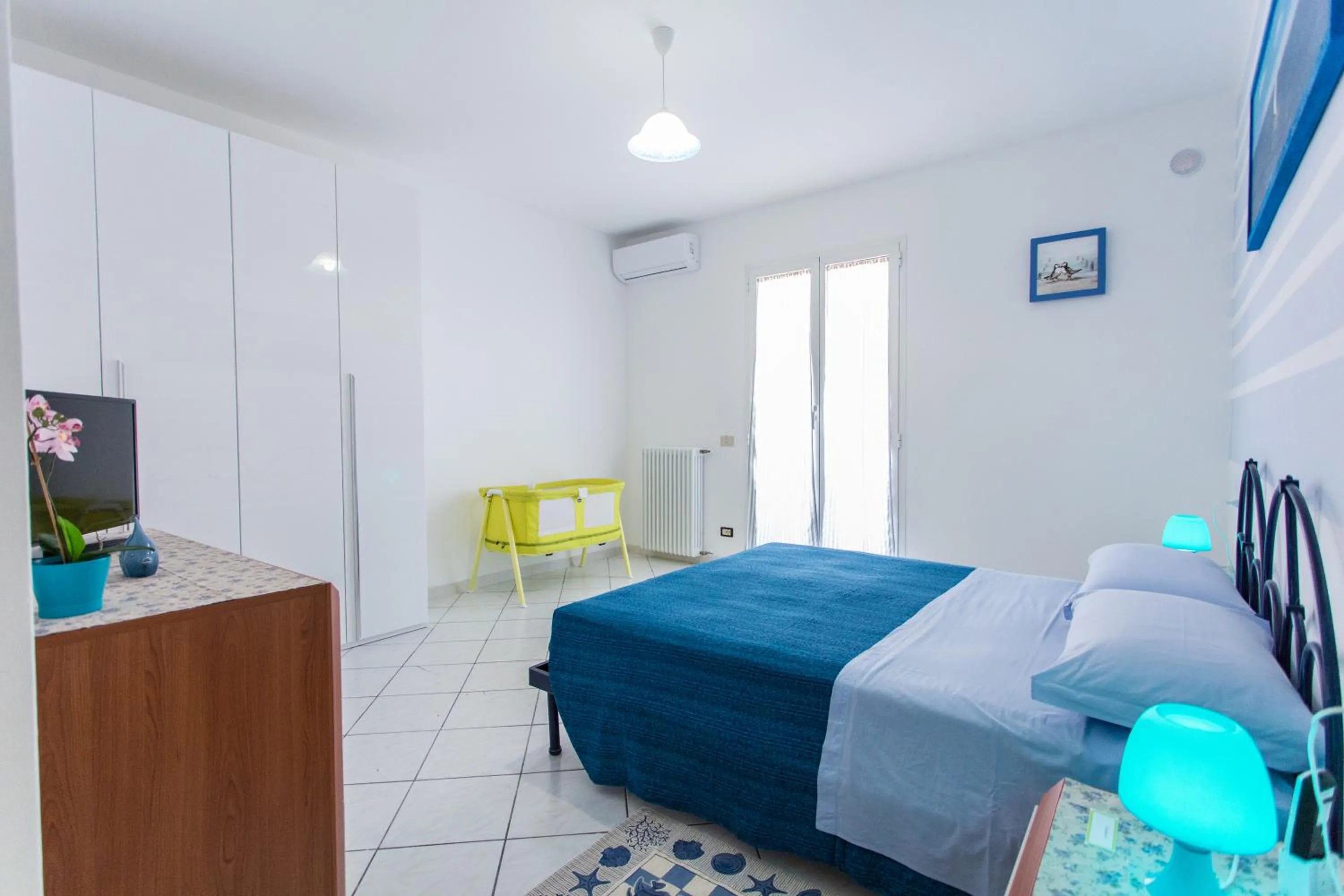 Photo of the whole room, Bed in Residence Kimba