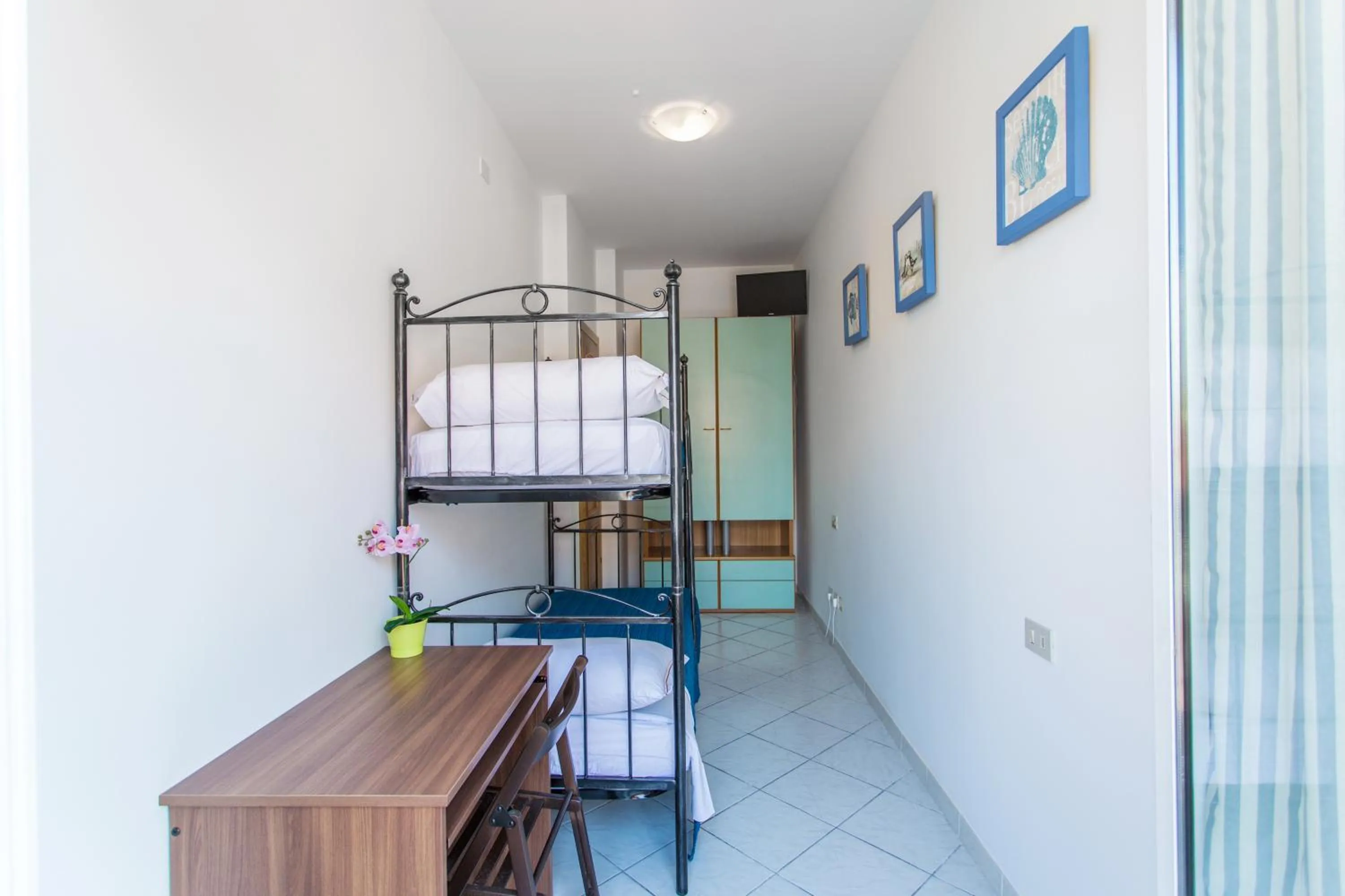 Photo of the whole room, Bed in Residence Kimba