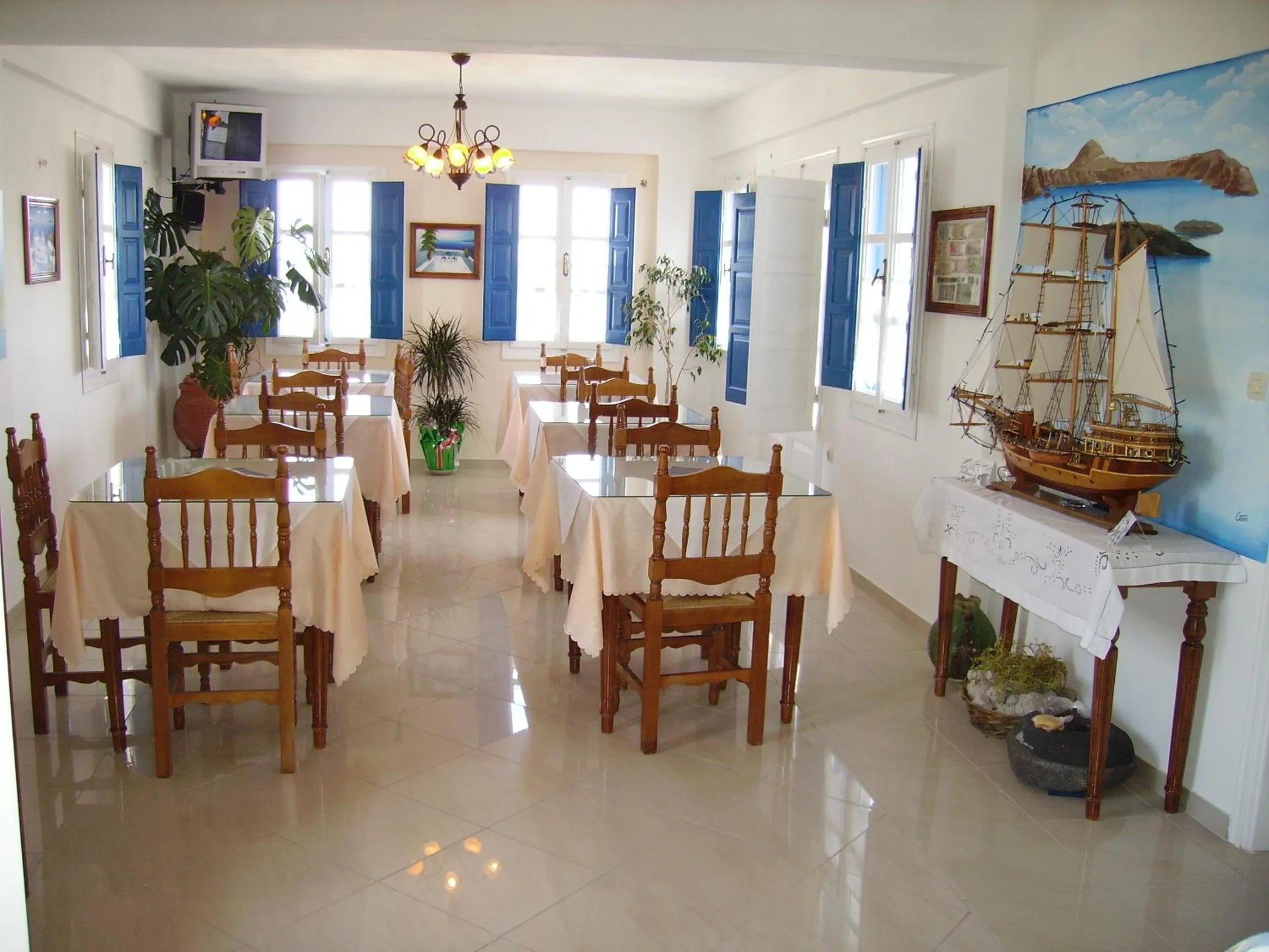 Restaurant/places to eat in Hotel Thira