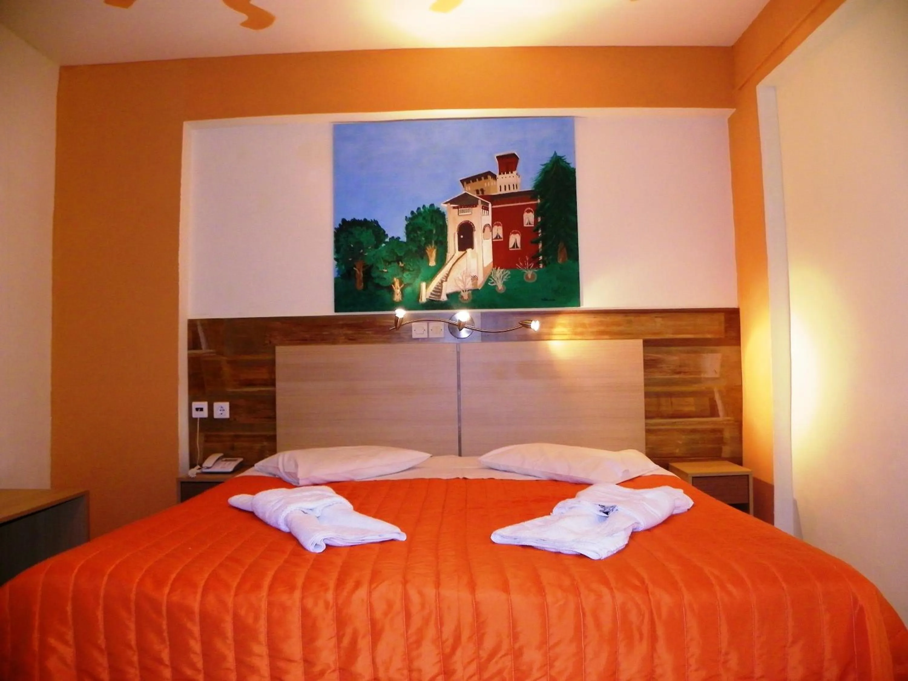 Bed in Mirabelle Hotel