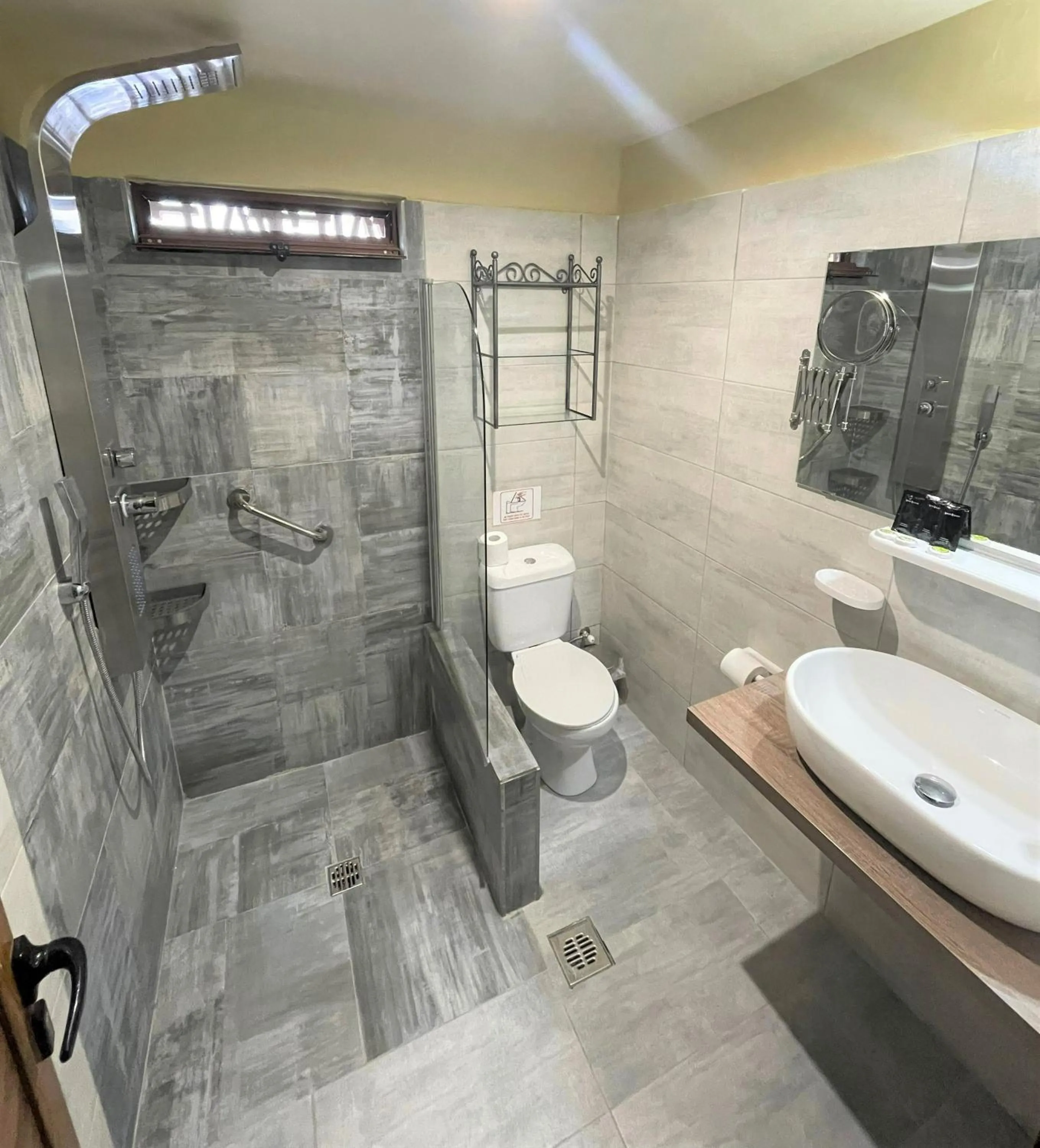 Bathroom in Mirabelle Hotel