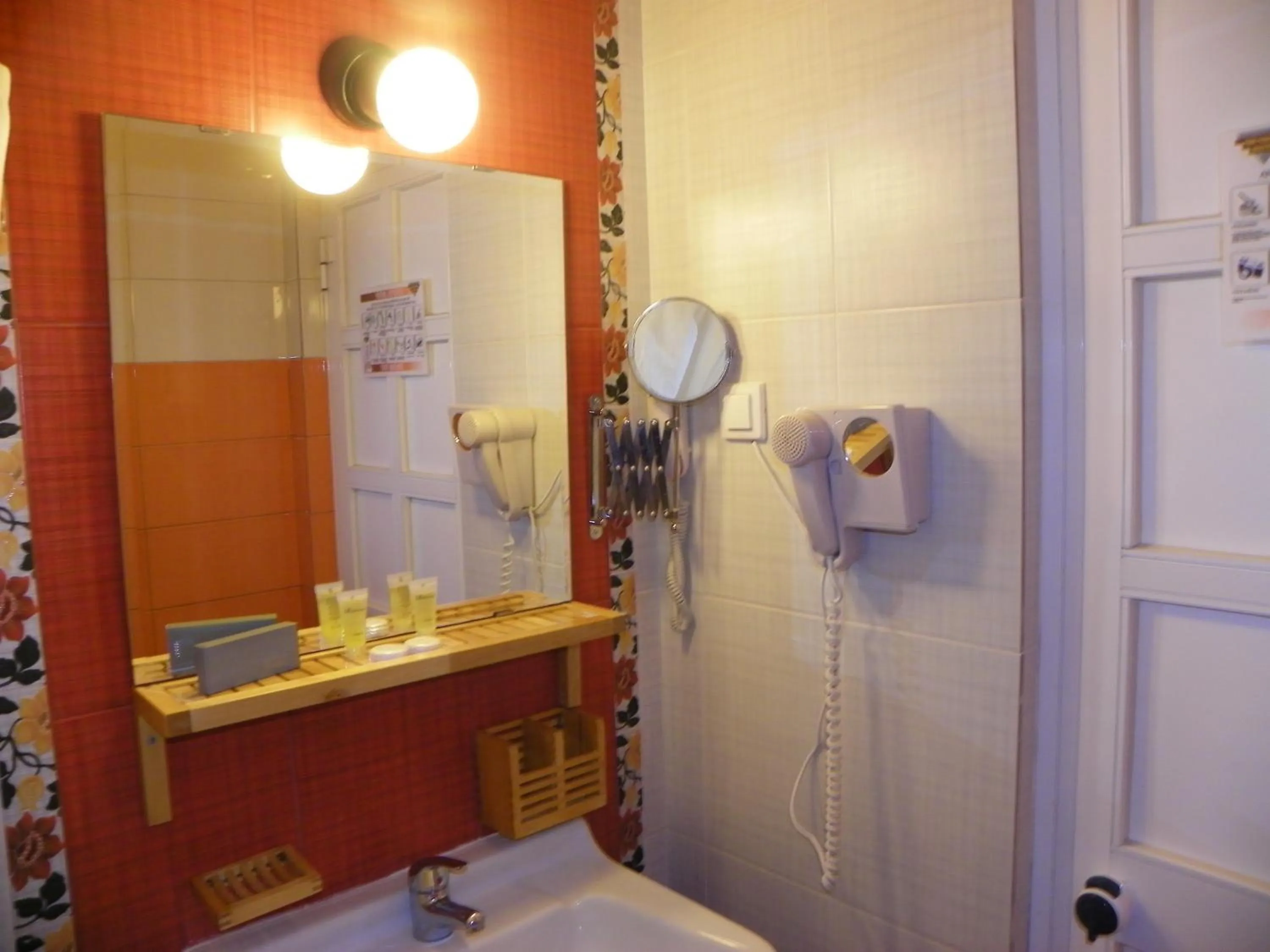 Bathroom in Mirabelle Hotel