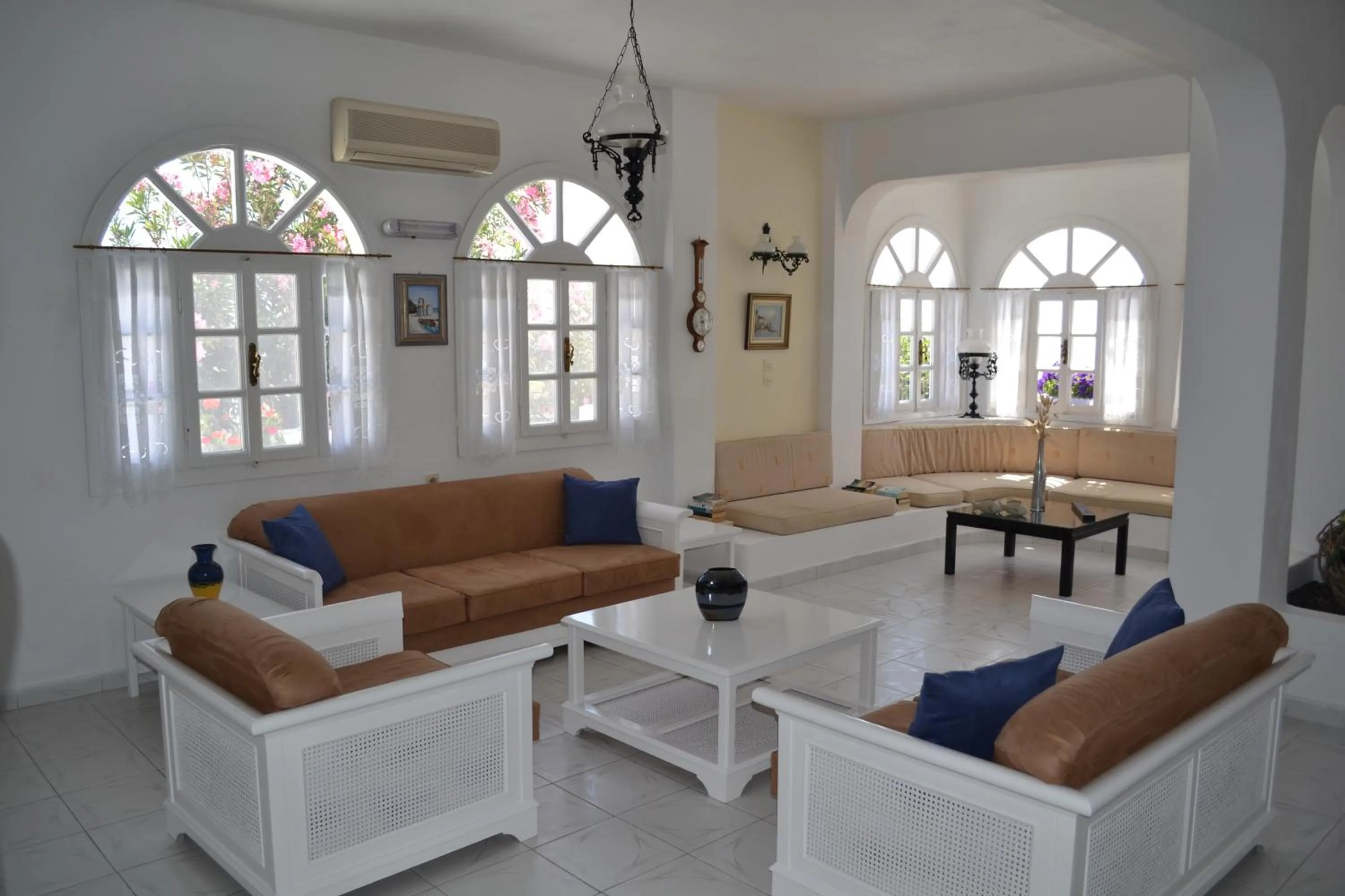 Communal lounge/ TV room in Melina Hotel