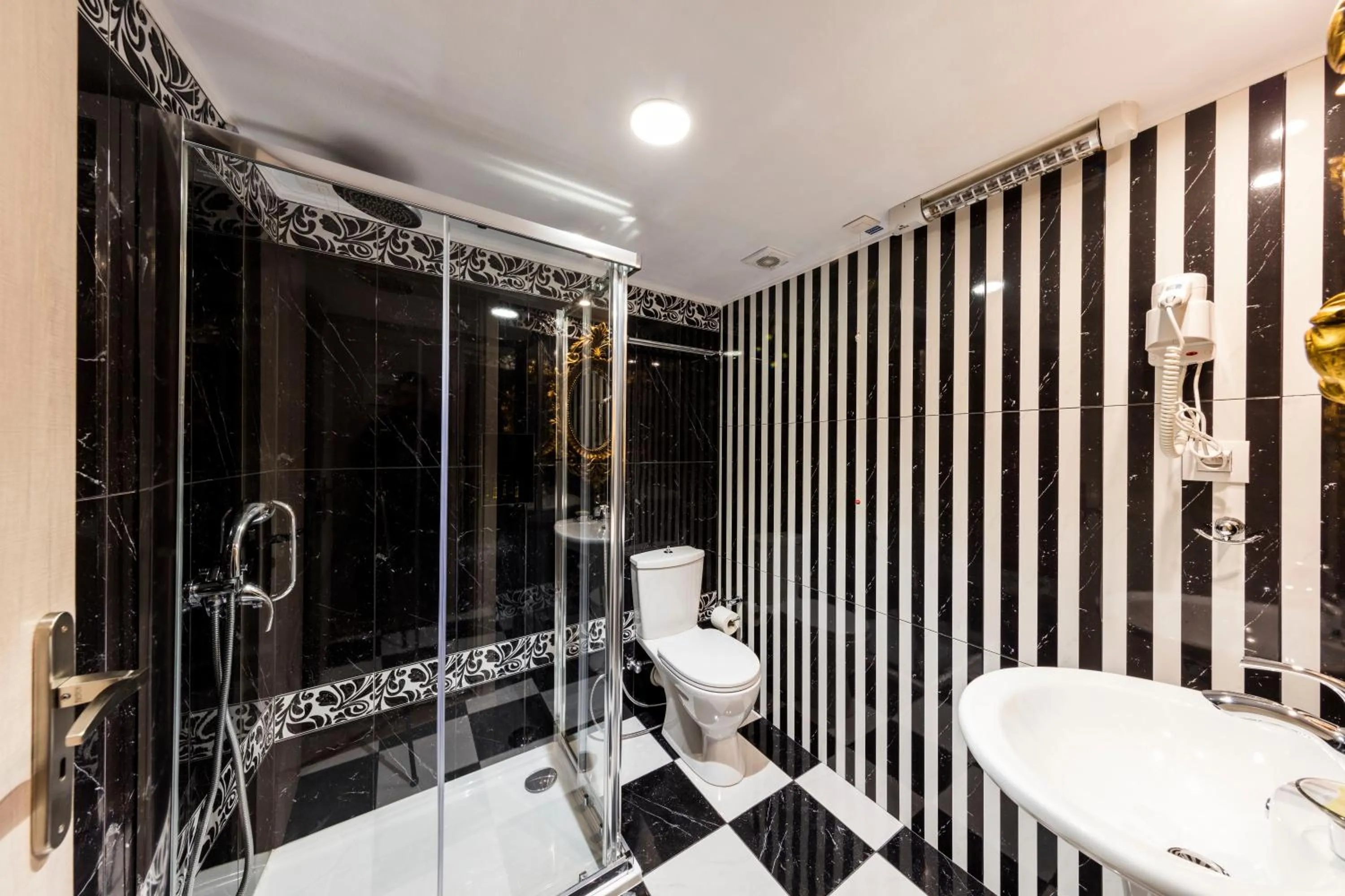 Bathroom in Pension Dafni