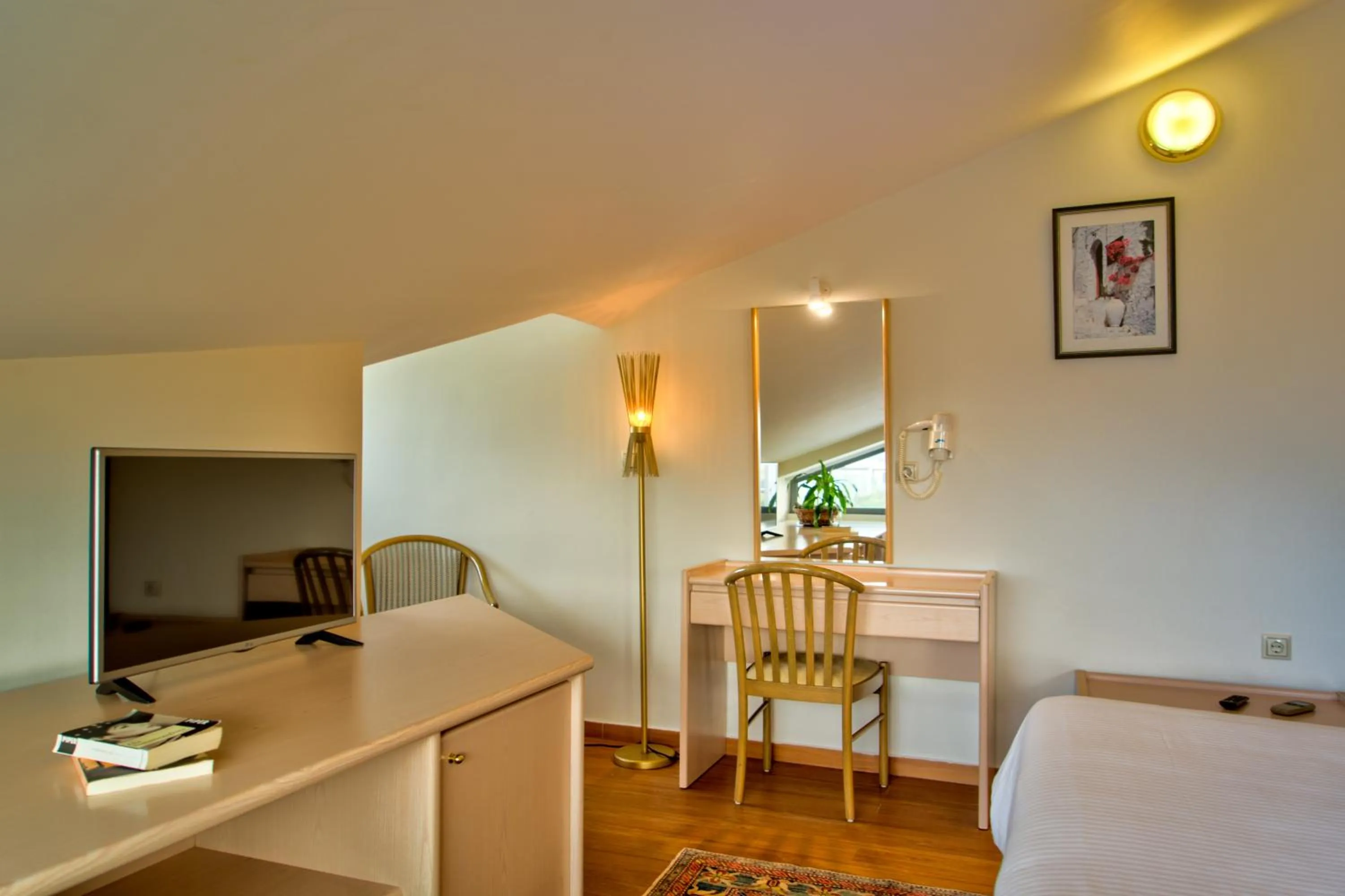 hair dresser, Bed in Poseidon Hotel