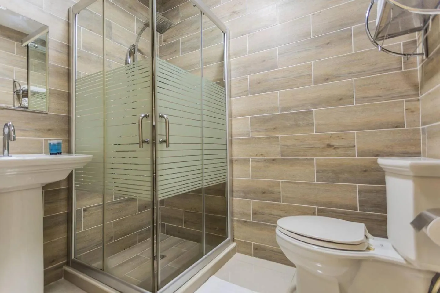 Shower in Juanedu Suites