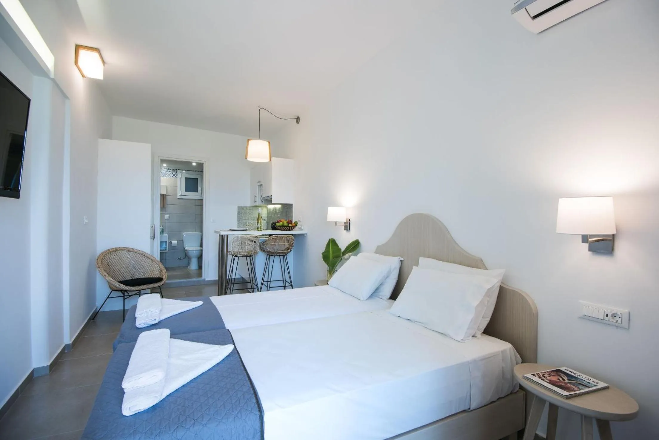 Photo of the whole room, Bed in Mirabella Apartments