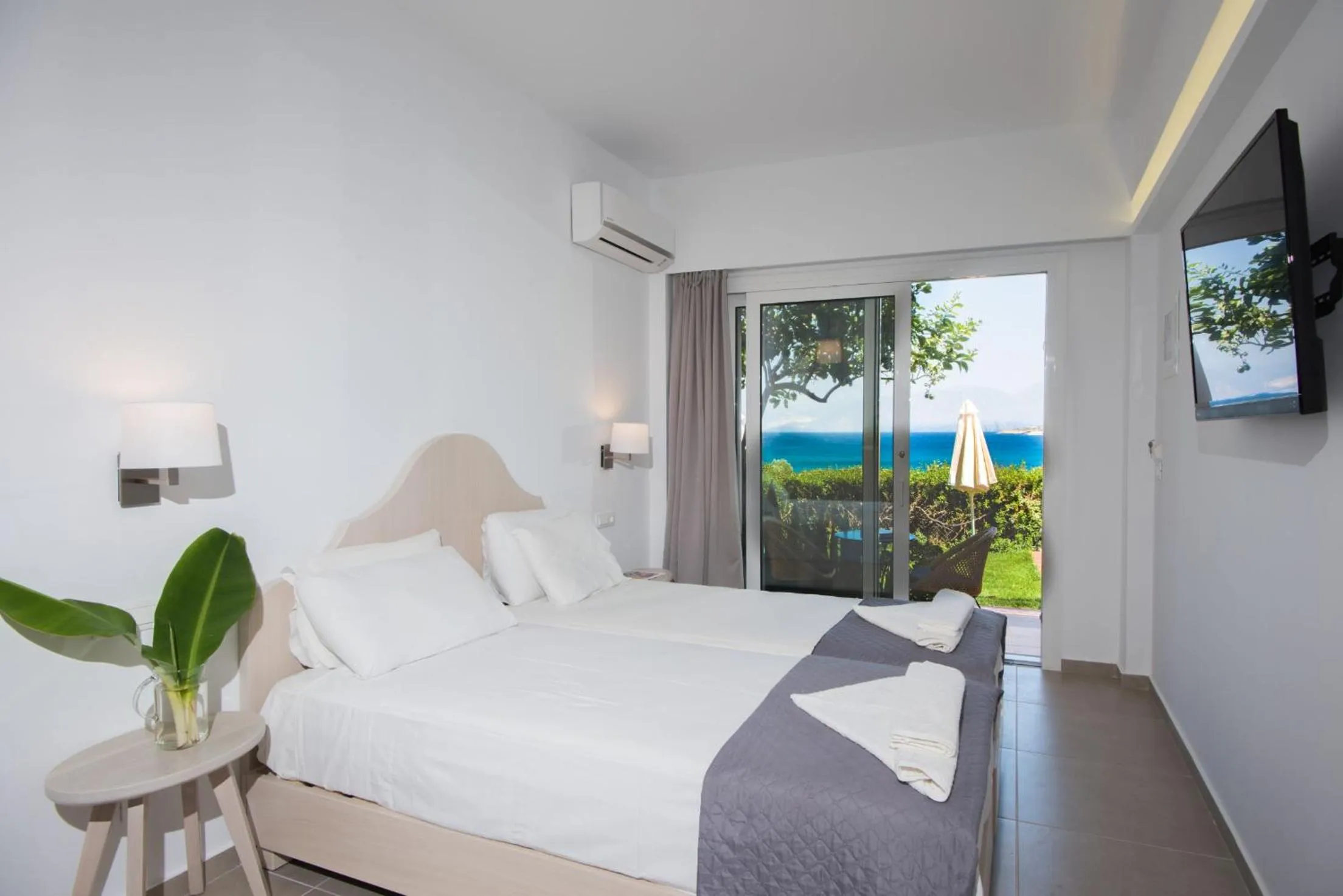 Photo of the whole room, Bed in Mirabella Apartments