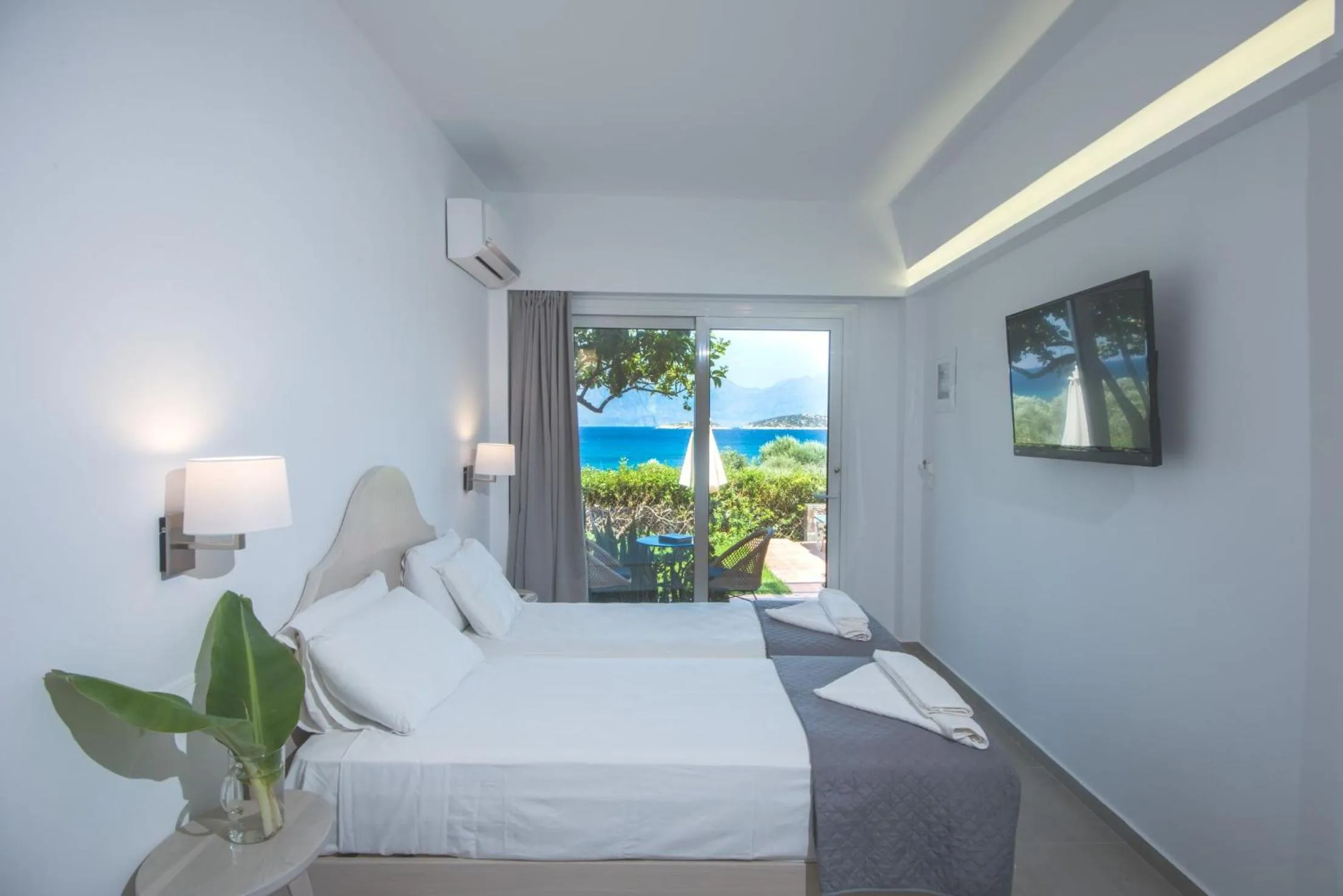 Photo of the whole room, Bed in Mirabella Apartments