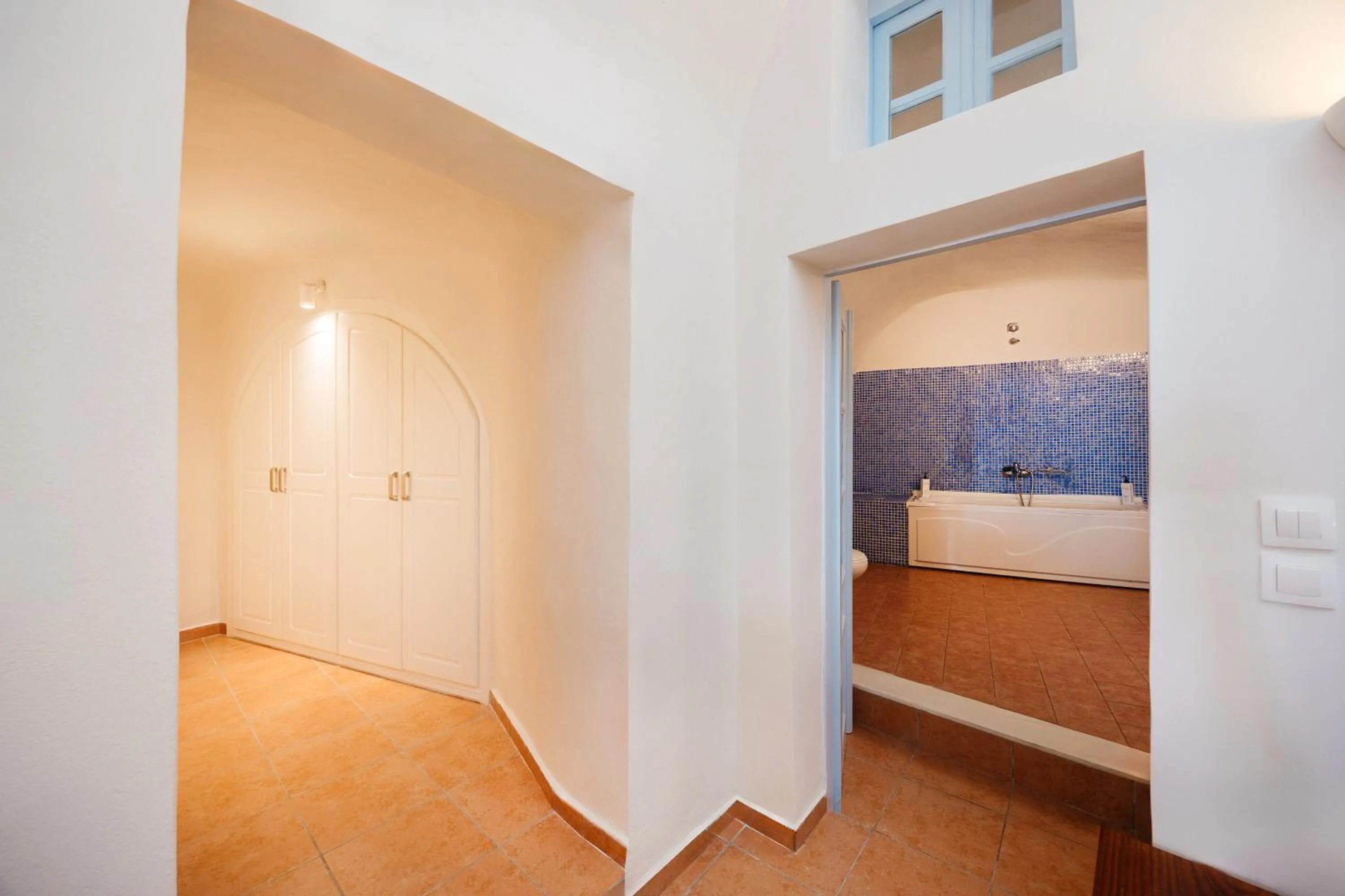 Bathroom, Bed in Kastro Suites