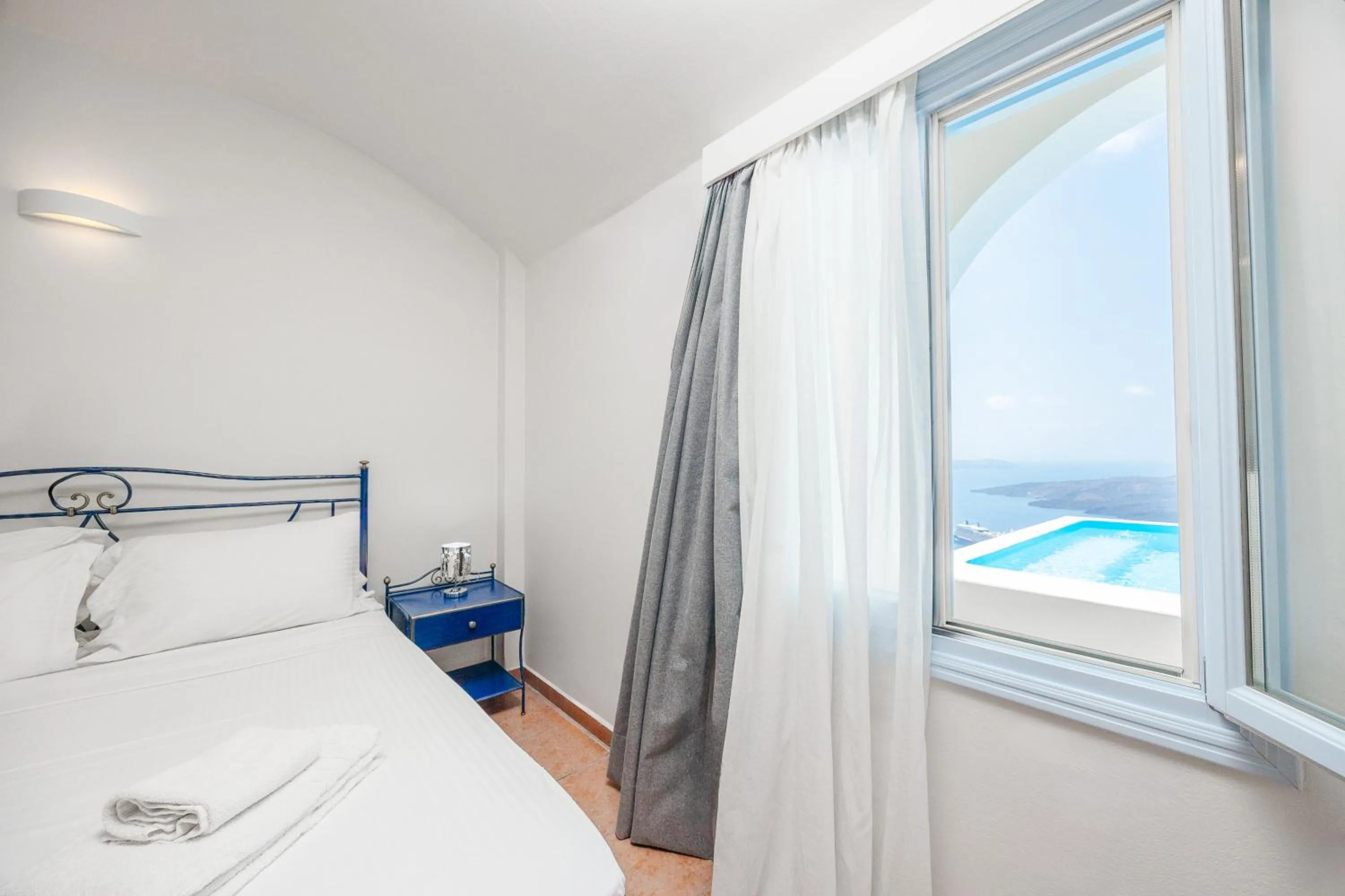 Bed in Kastro Suites