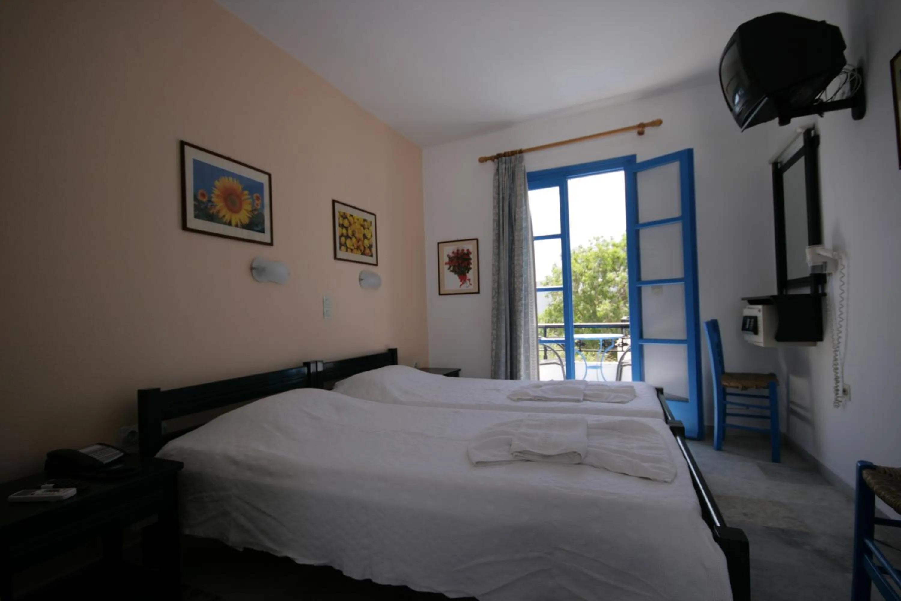 Bedroom, Bed in Sunny Beach Studios