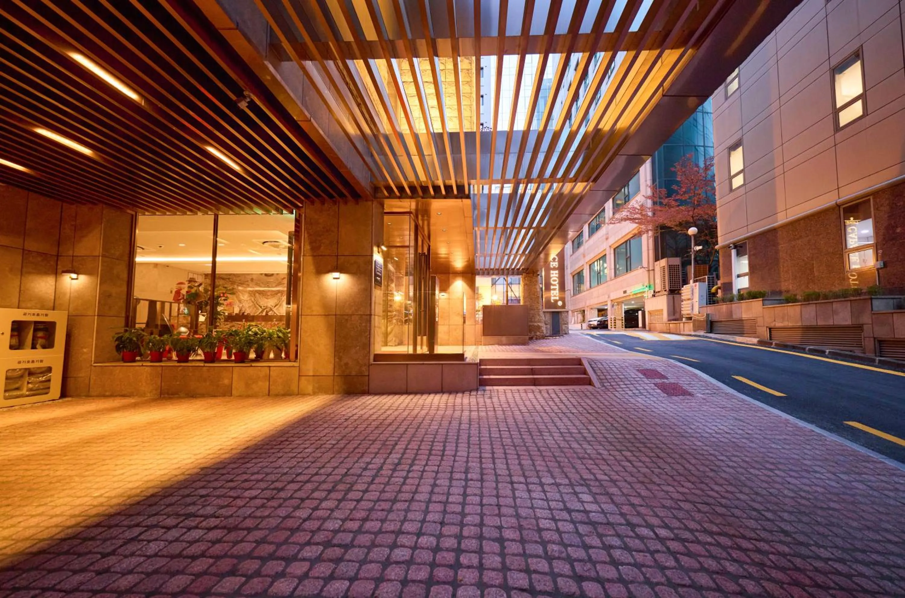 Facade/entrance in Capace Hotel Gangnam