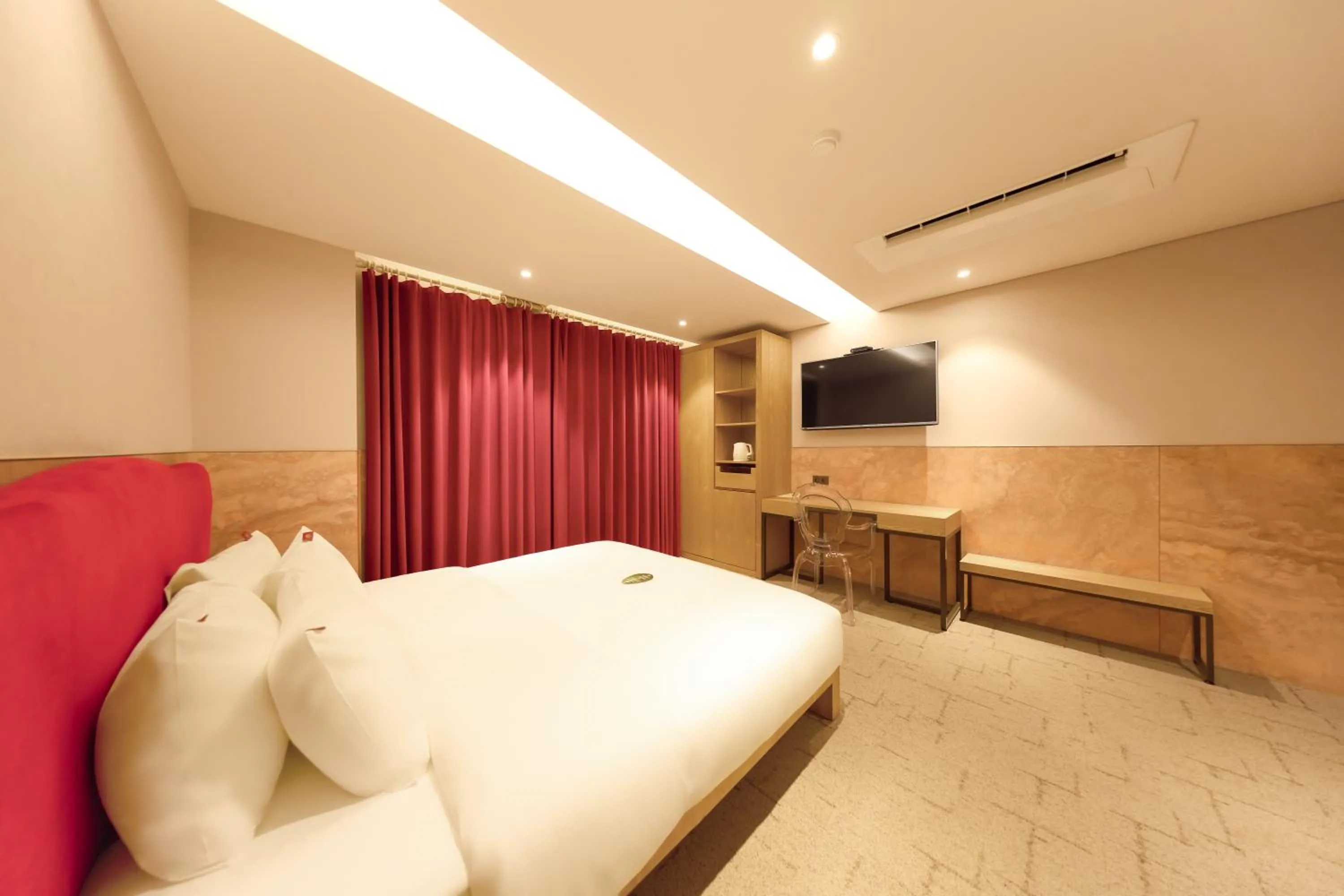 Photo of the whole room, Bed in Capace Hotel Gangnam