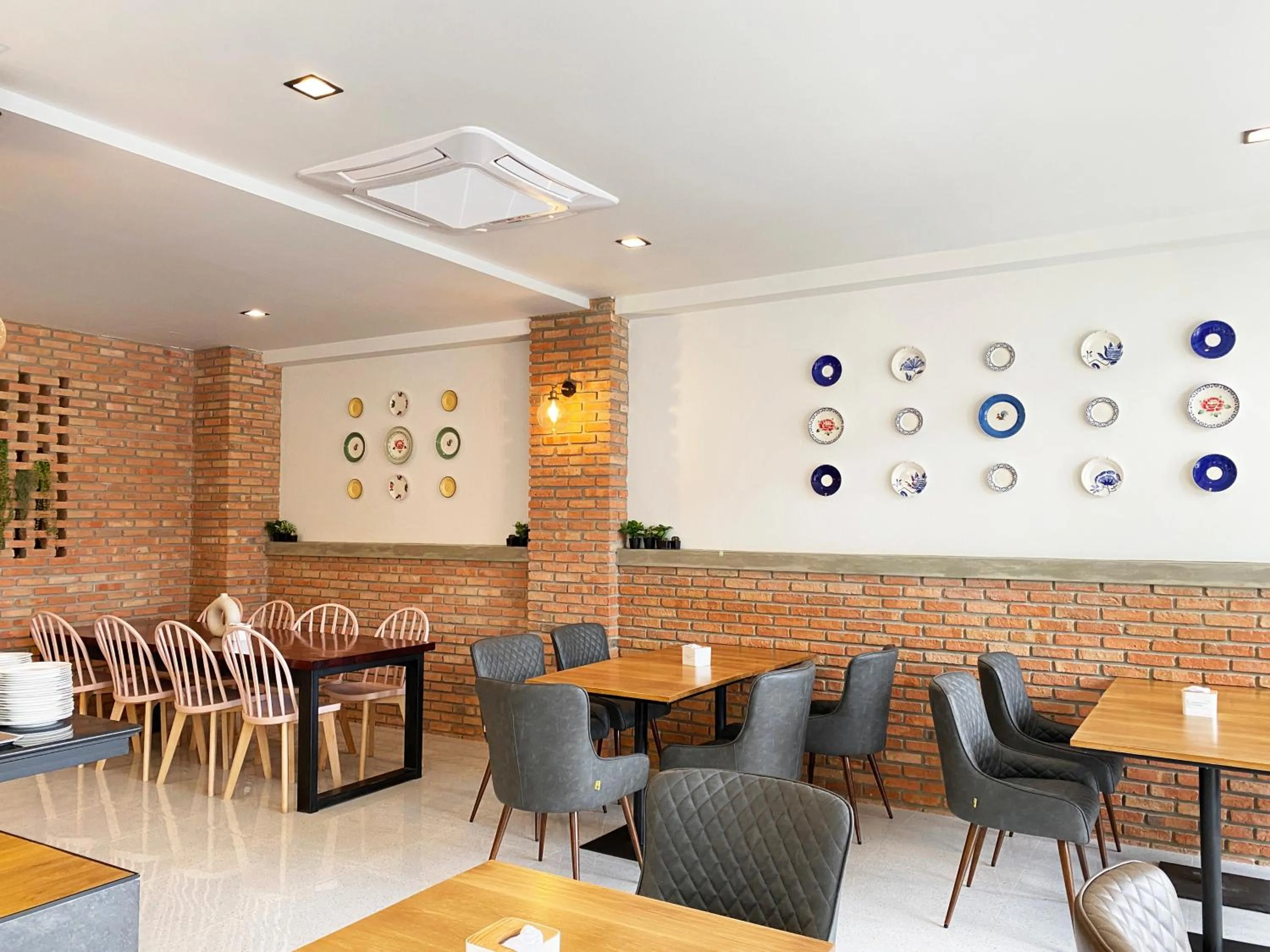 Restaurant/places to eat in The Coconut Hotel