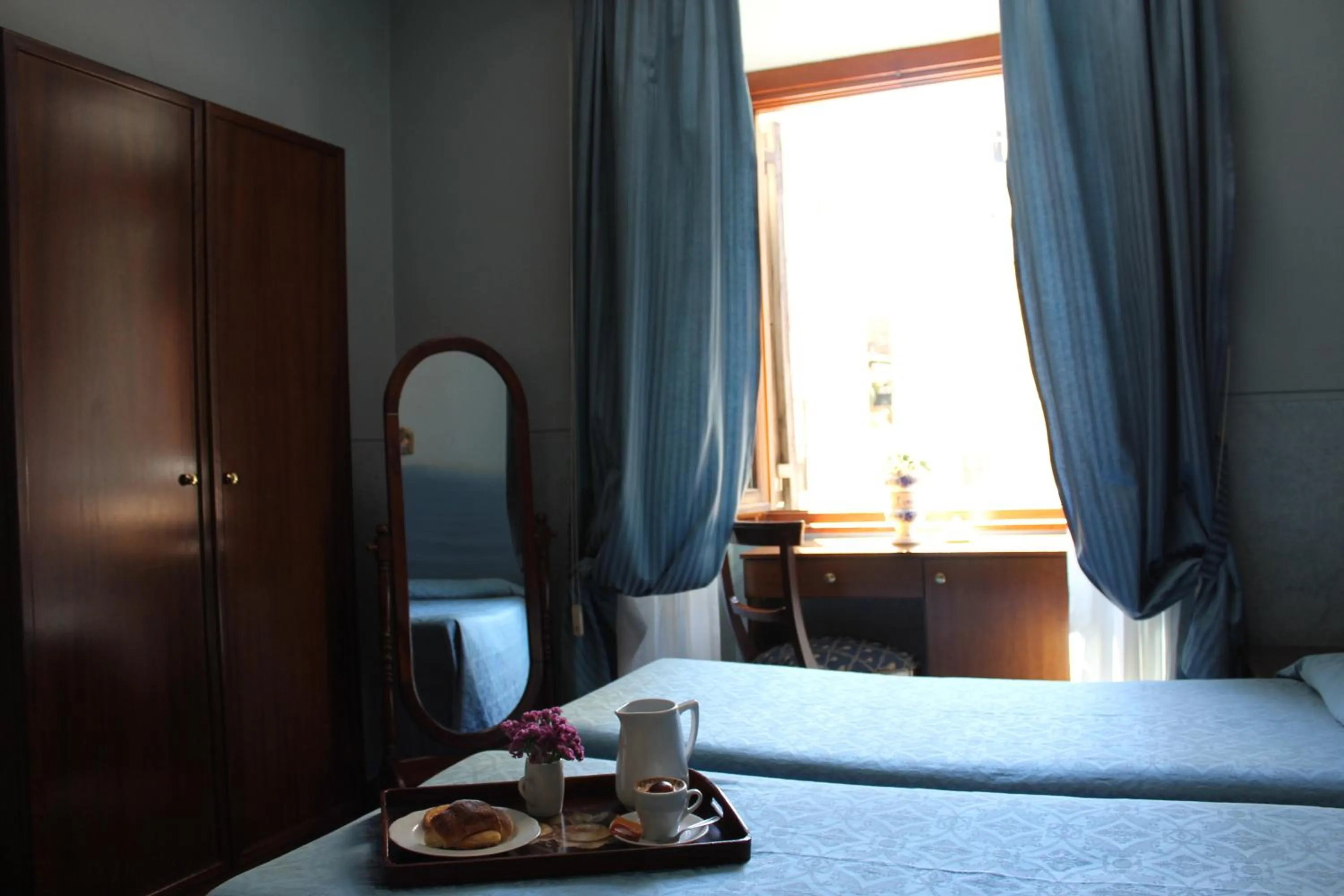 Photo of the whole room, Bed in Anne & Mary