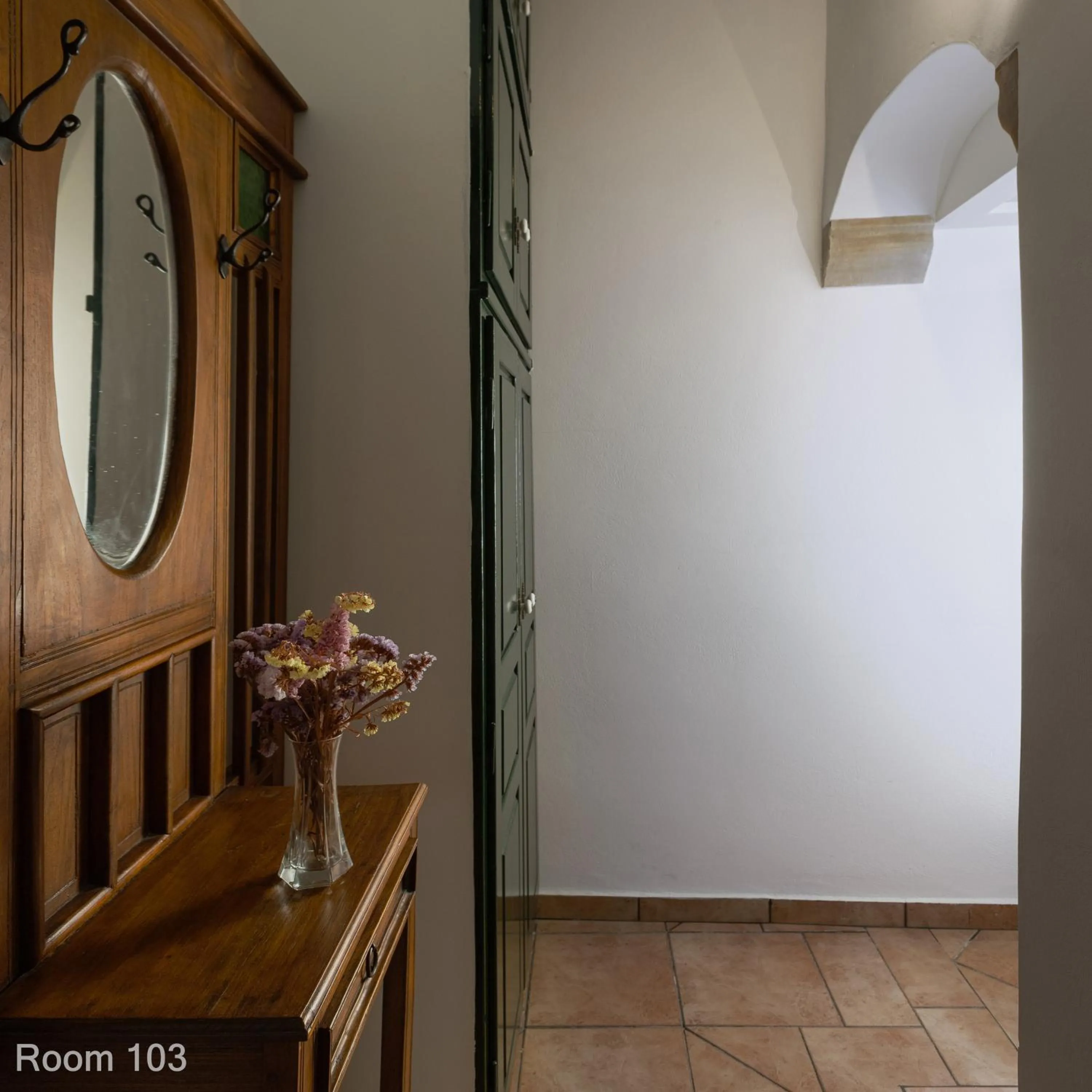 wardrobe in Voreades