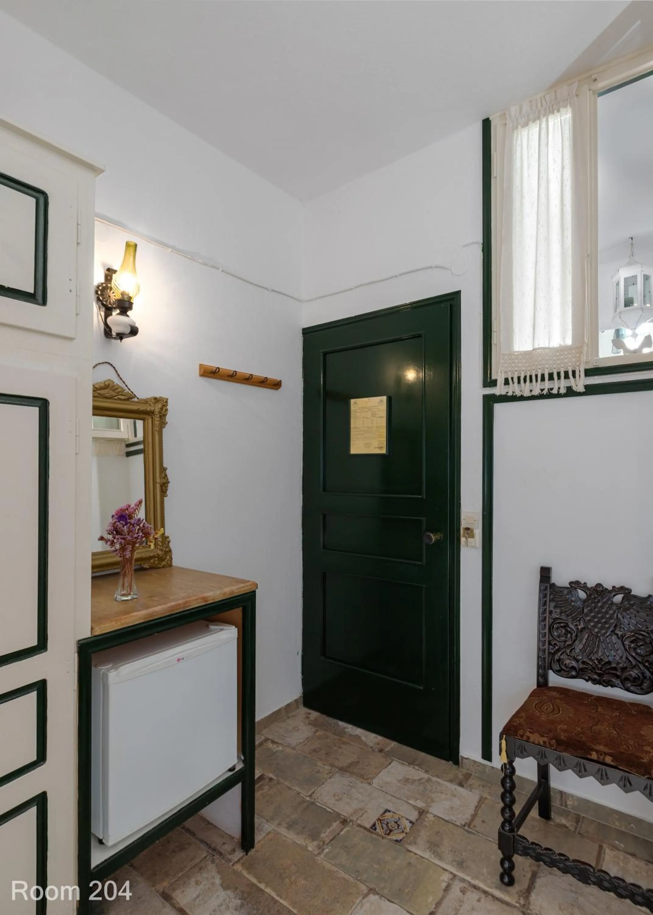 wardrobe in Voreades