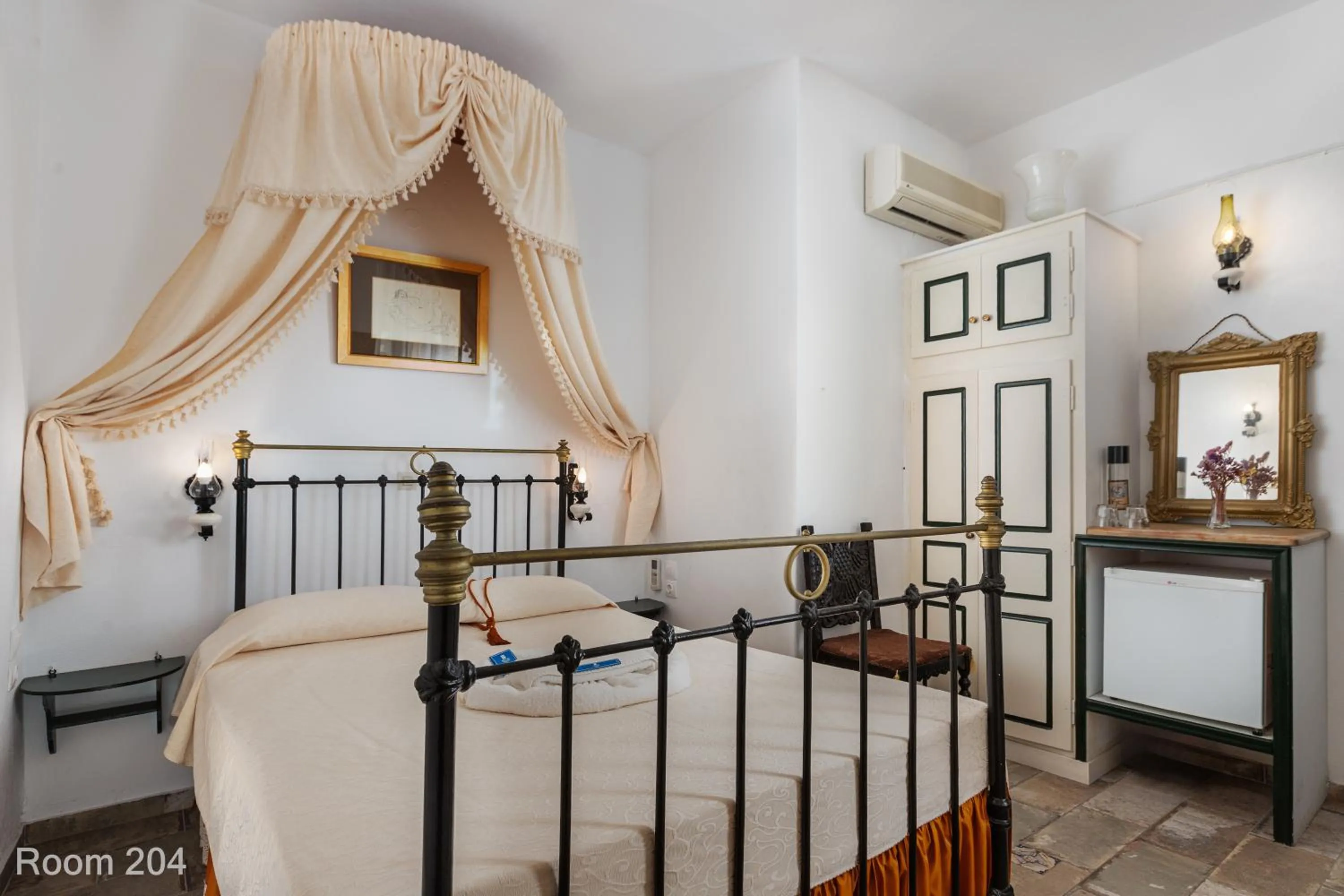 Photo of the whole room, Bed in Voreades