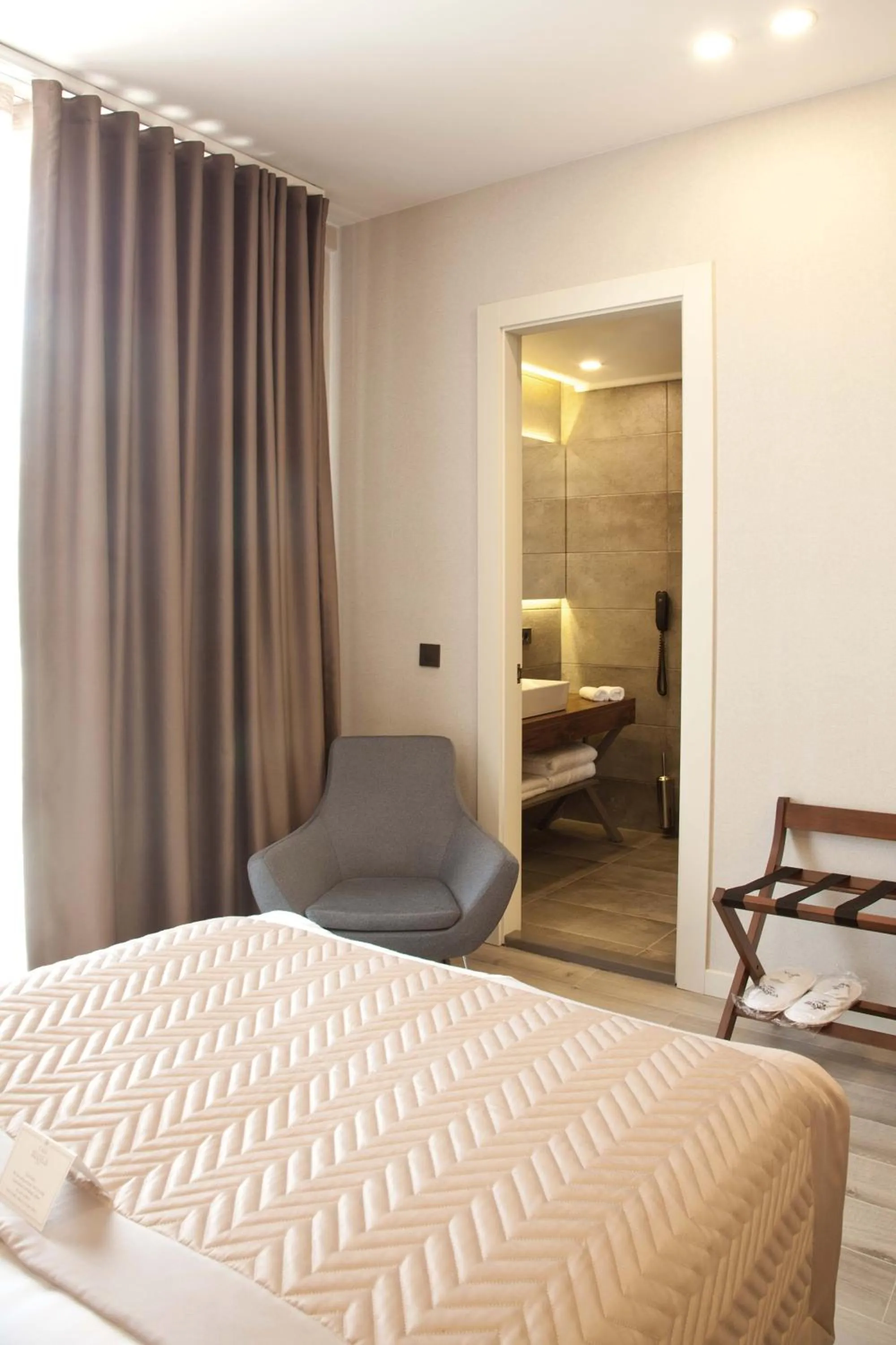 Bed in Casa Bianca Hotel