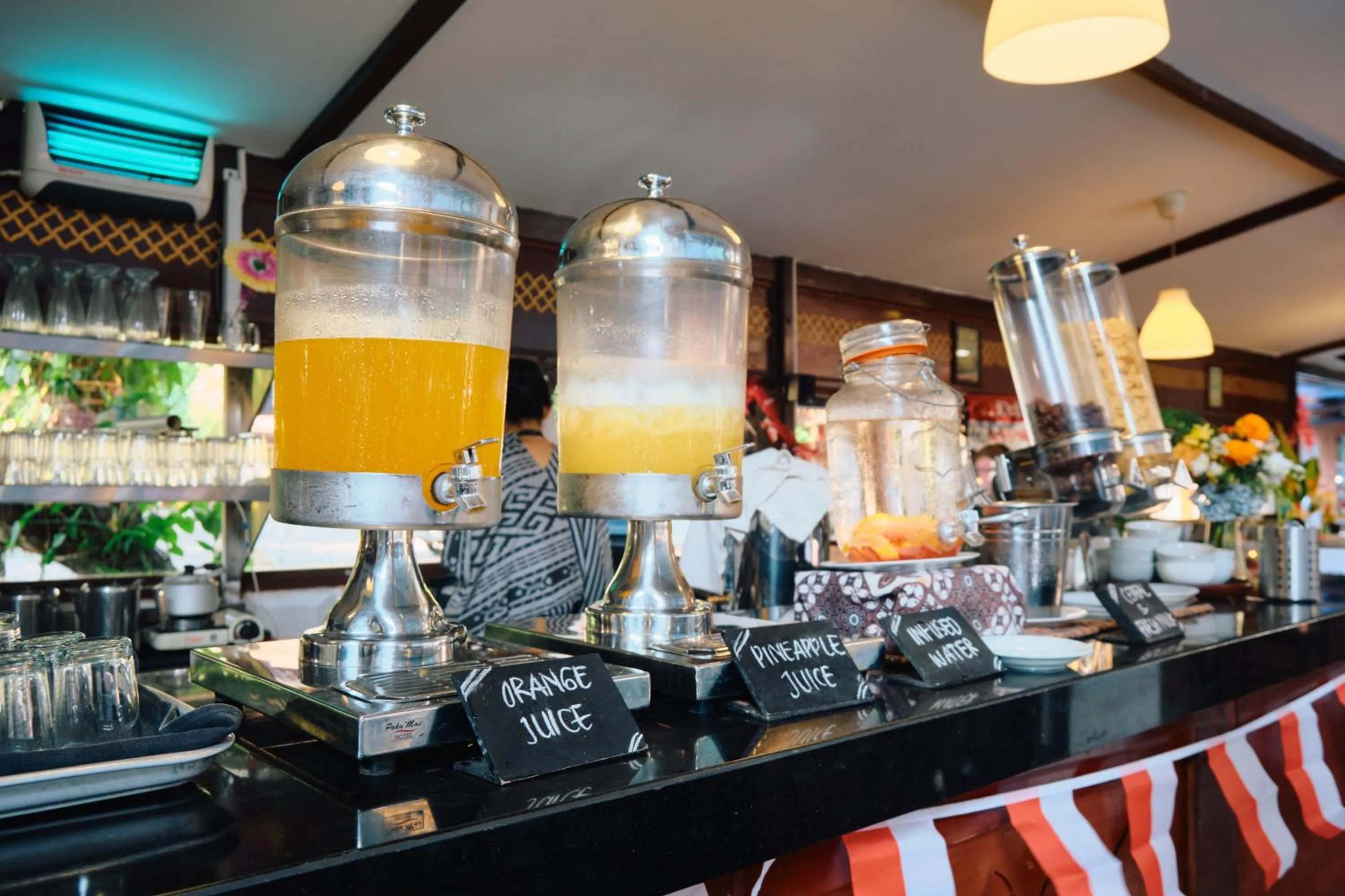 Restaurant/places to eat in Paku Mas Hotel