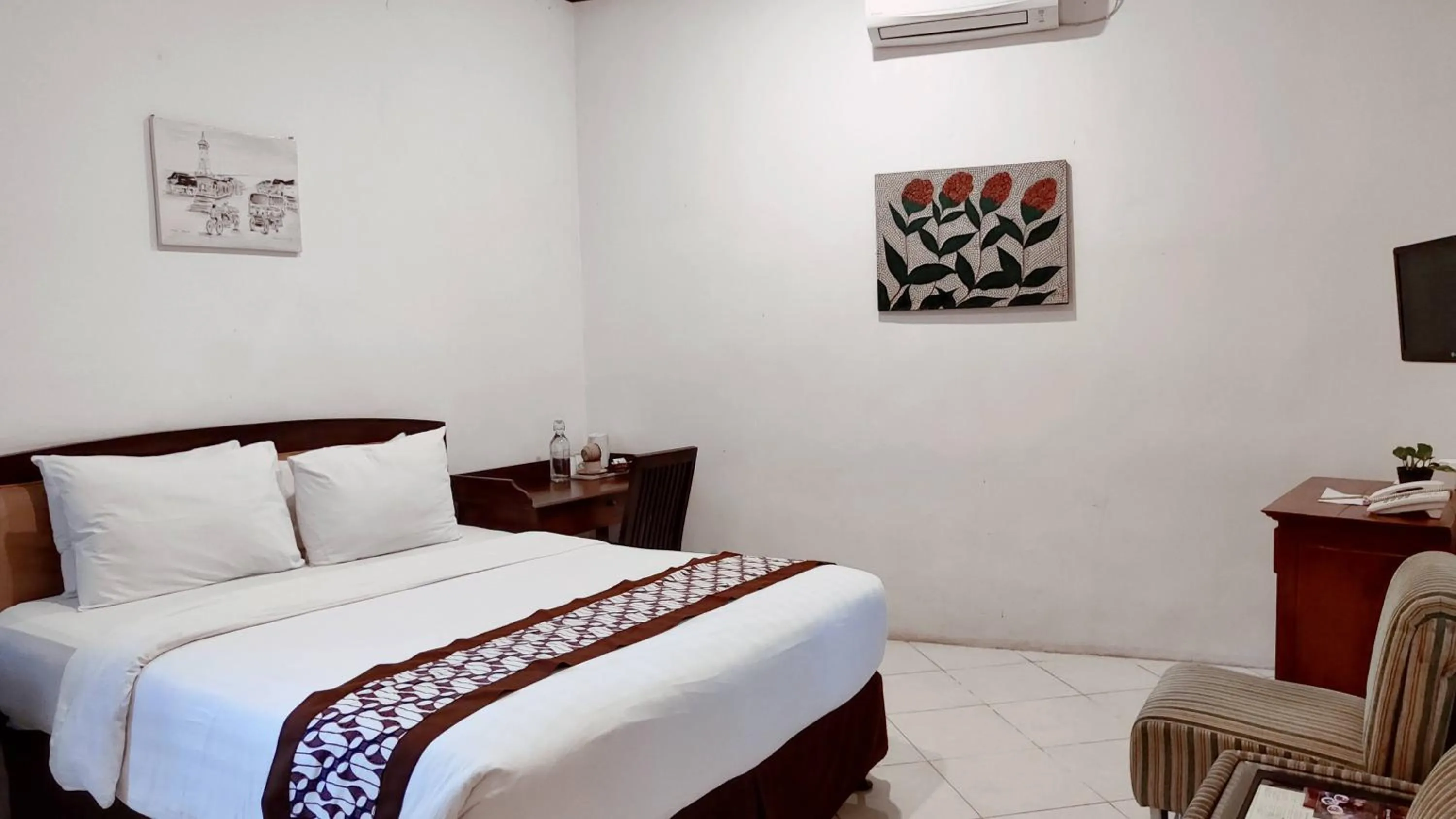 Bedroom, Bed in Paku Mas Hotel