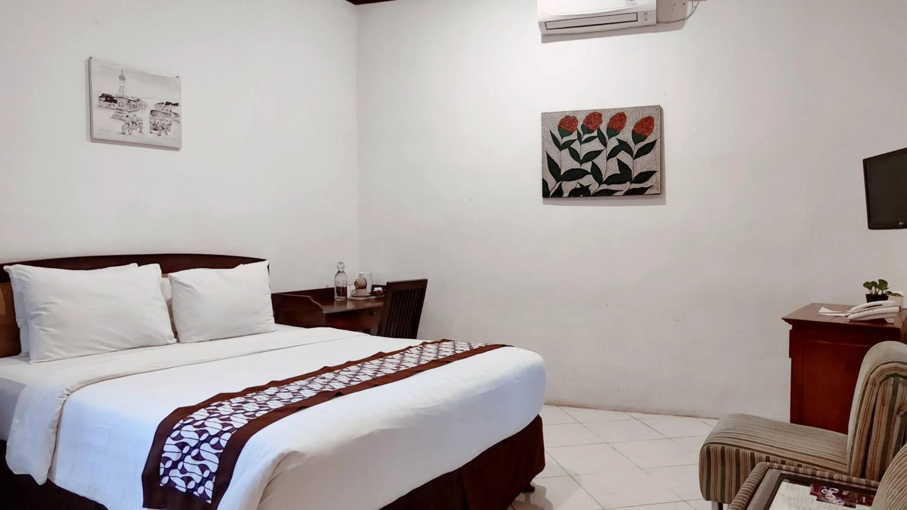 Bedroom, Bed in Paku Mas Hotel